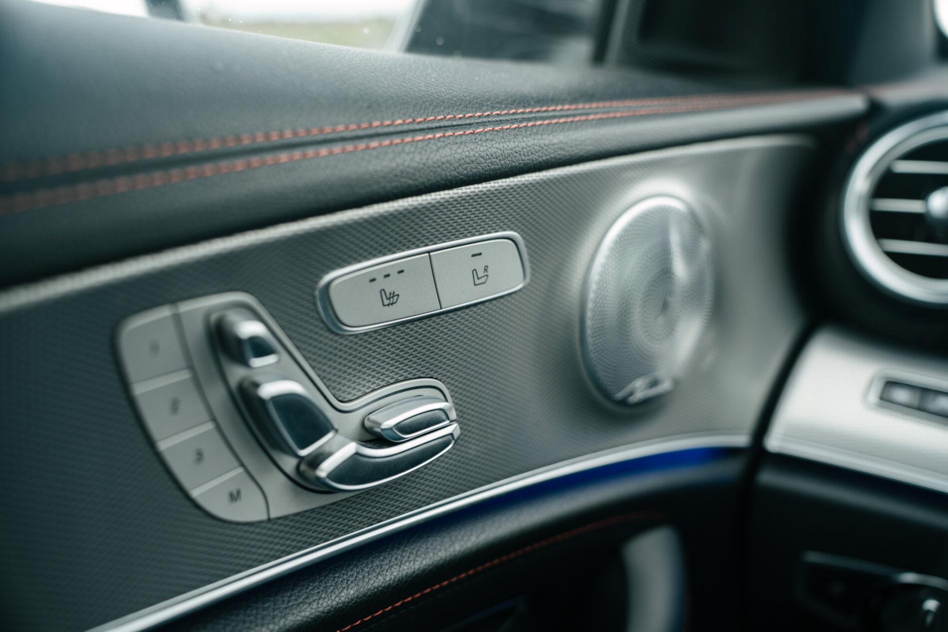 2017 Mercedes-Benz E 43 AMG, bílá sedan, 148 749 km
