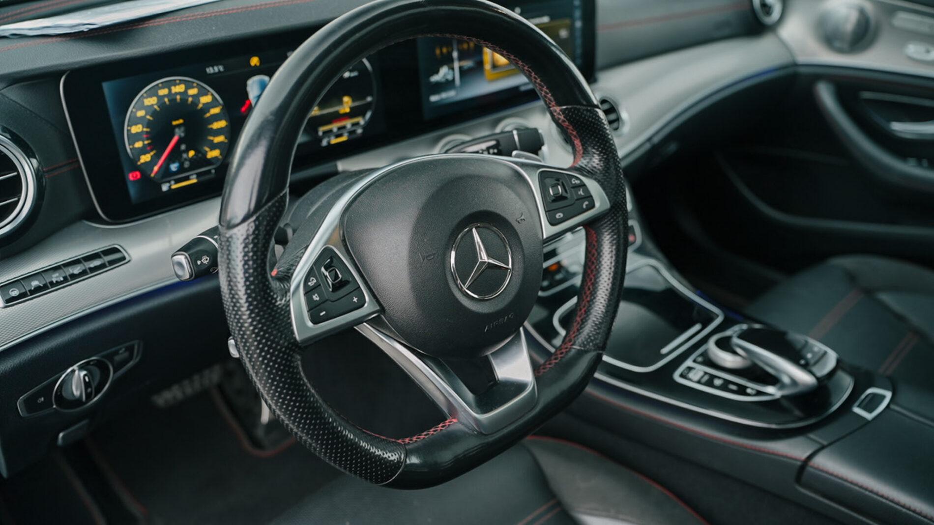 2017 Mercedes-Benz E 43 AMG, bílá sedan, 148 749 km