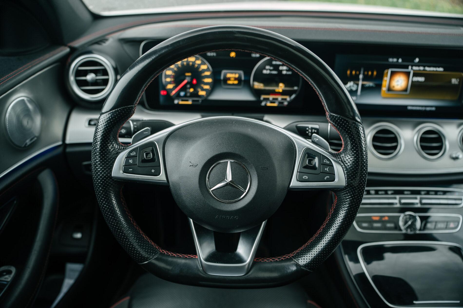 2017 Mercedes-Benz E 43 AMG, bílá sedan, 148 749 km