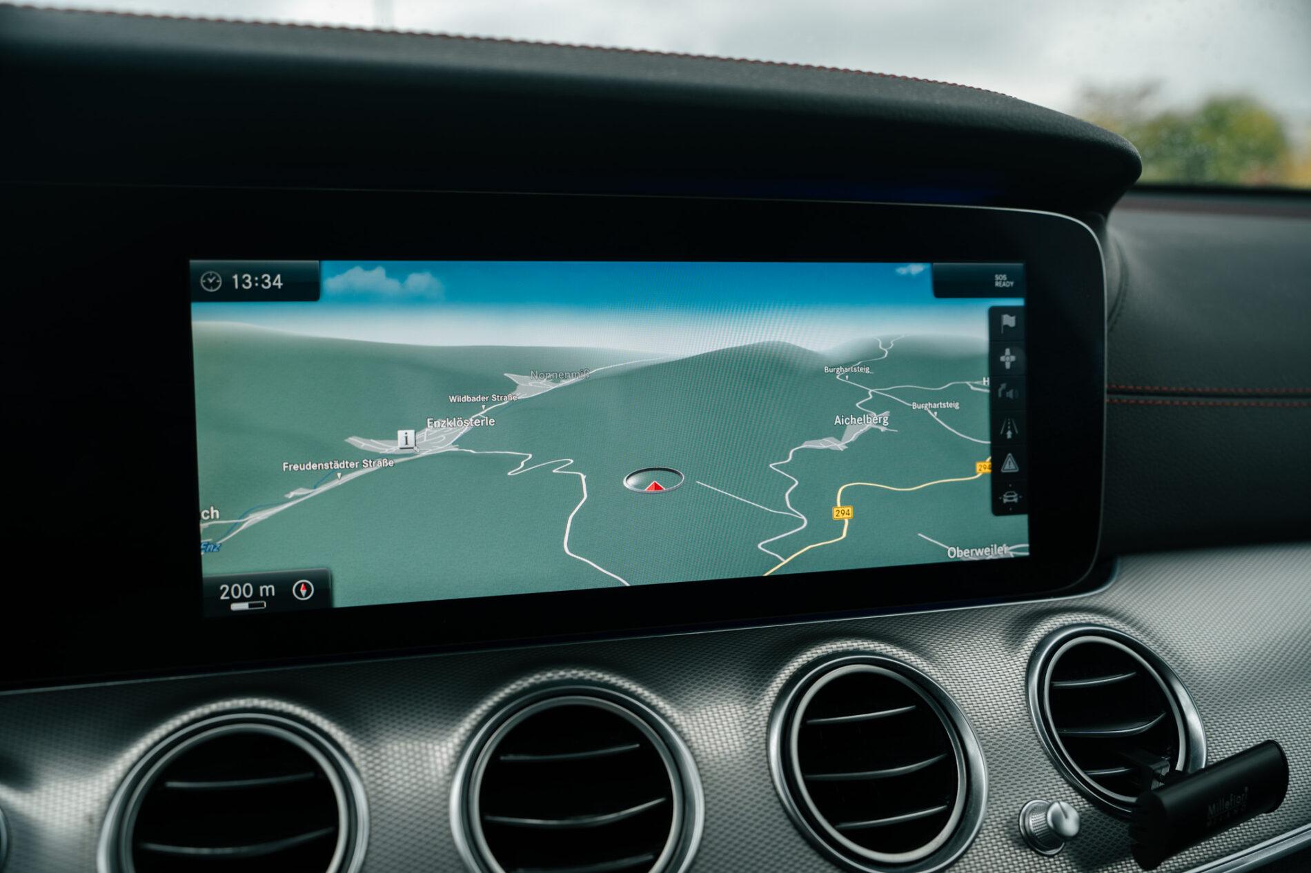 2017 Mercedes-Benz E 43 AMG, bílá sedan, 148 749 km
