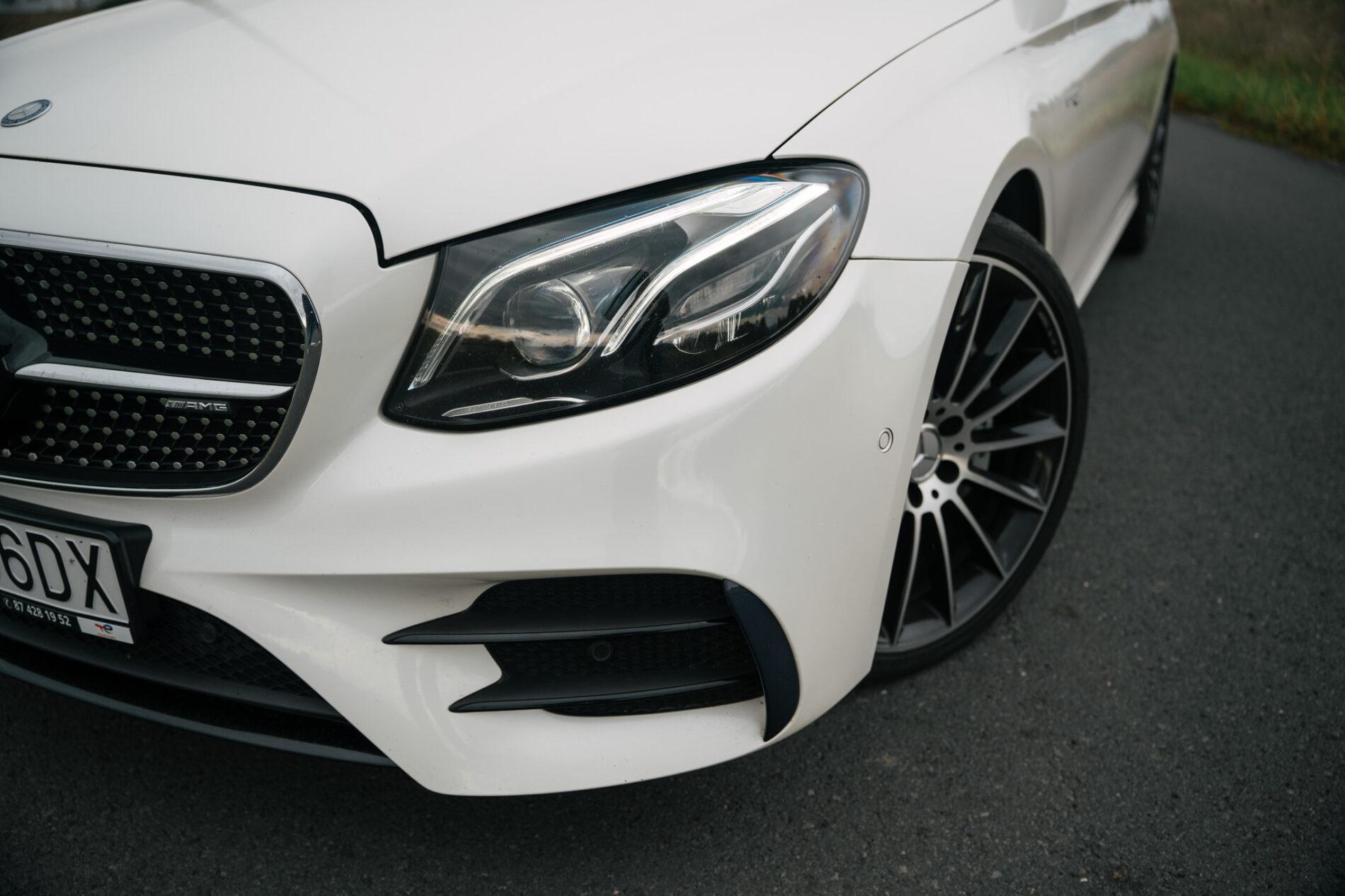 2017 Mercedes-Benz E 43 AMG, bílá sedan, 148 749 km