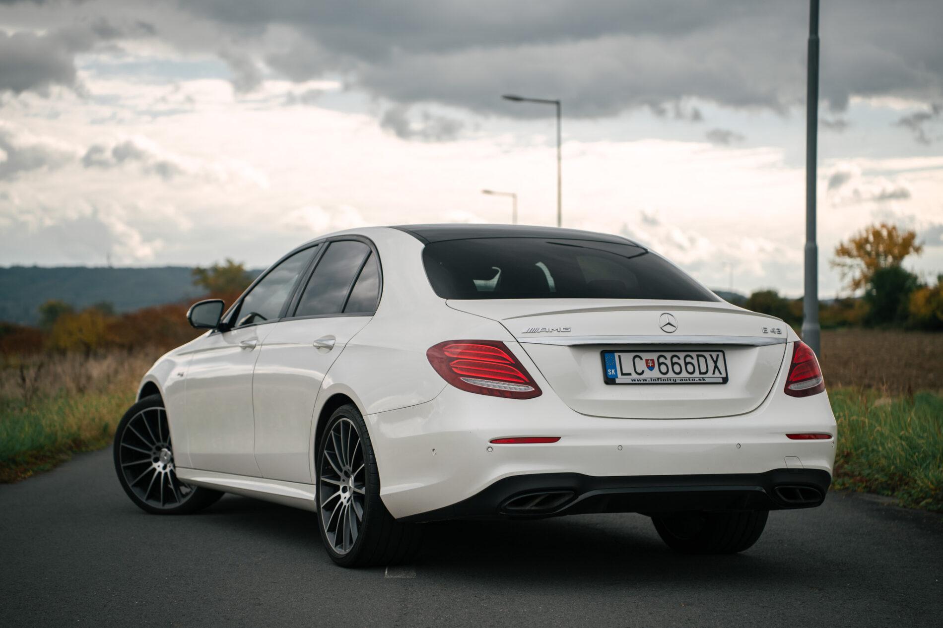 2017 Mercedes-Benz E 43 AMG, bílá sedan, 148 749 km