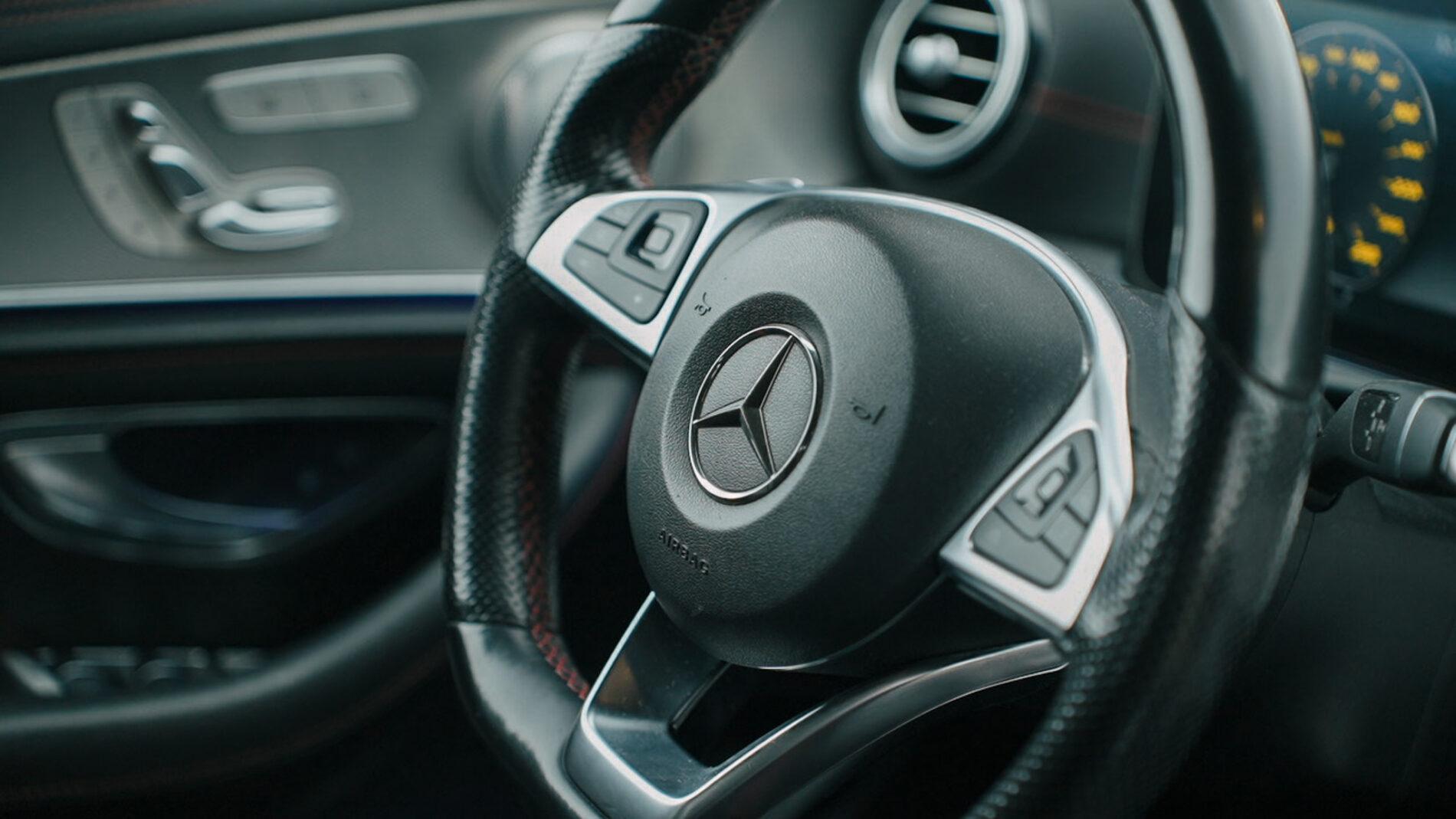 2017 Mercedes-Benz E 43 AMG, bílá sedan, 148 749 km