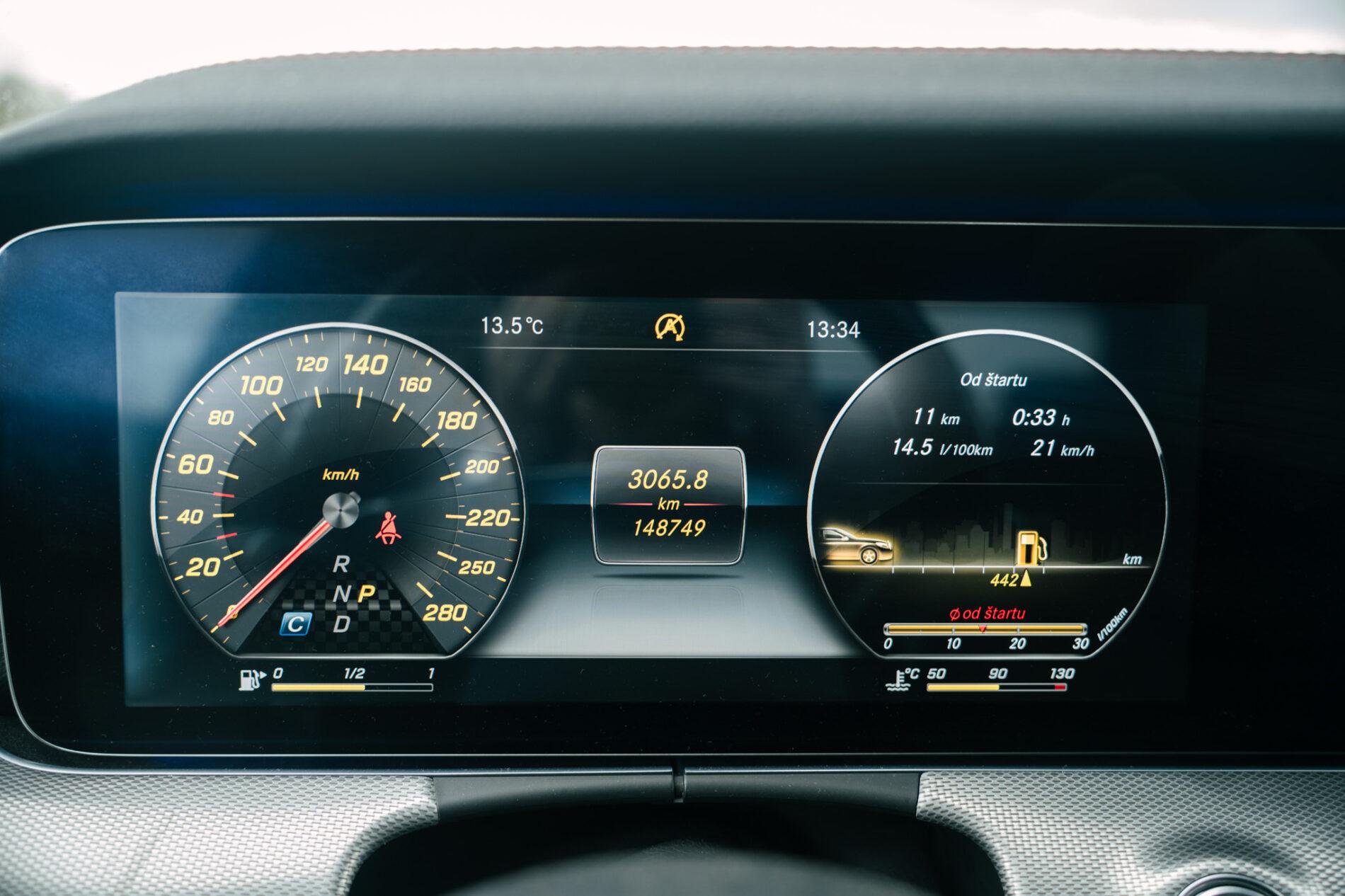 2017 Mercedes-Benz E 43 AMG, bílá sedan, 148 749 km