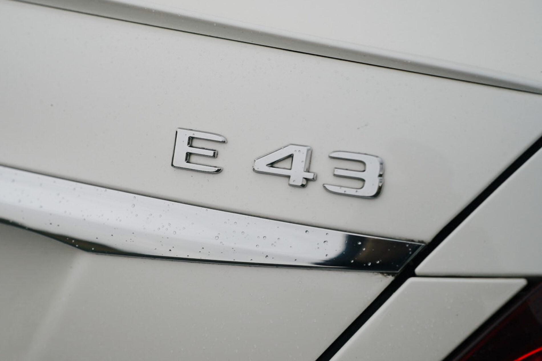 2017 Mercedes-Benz E 43 AMG, bílá sedan, 148 749 km