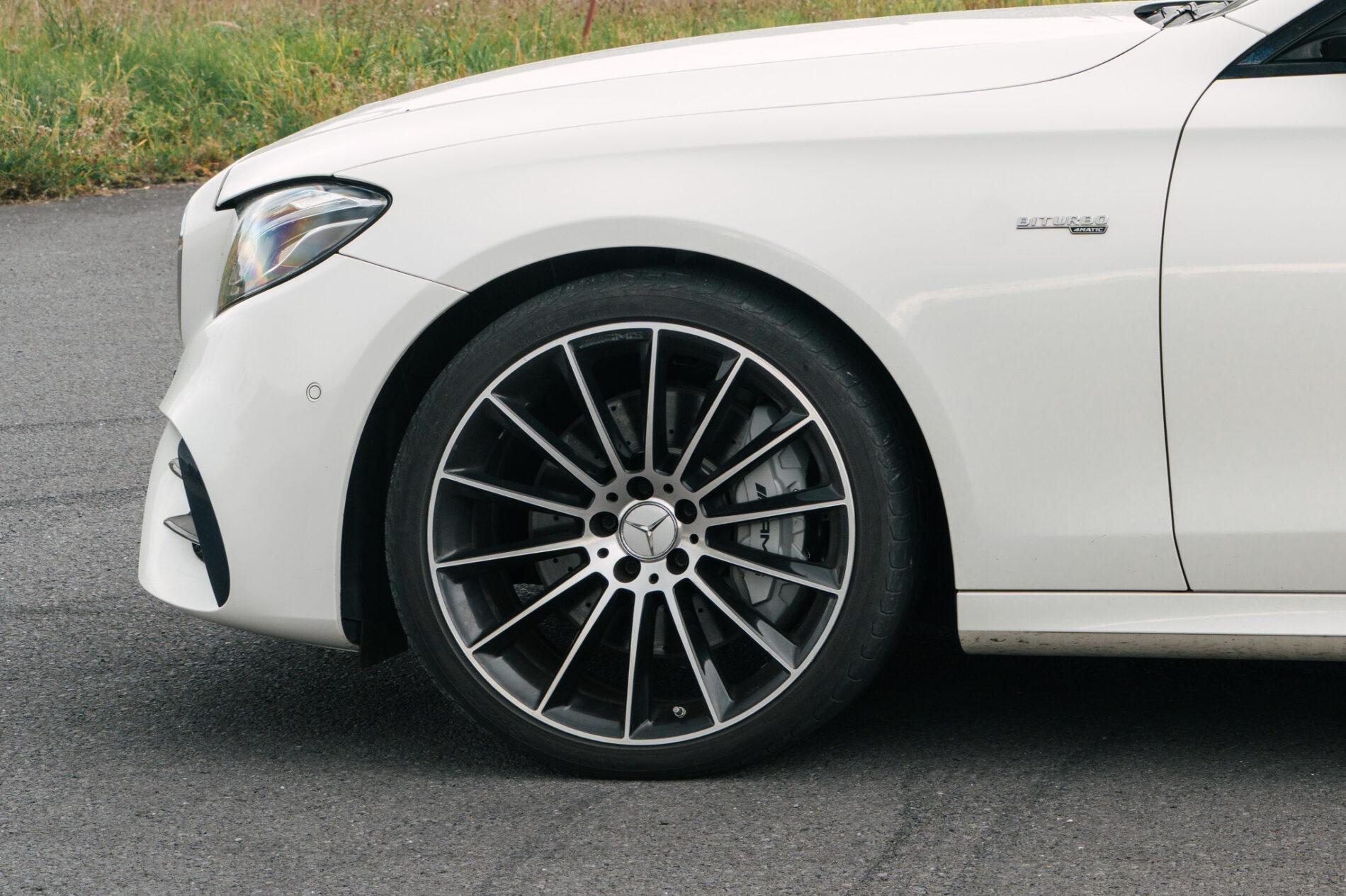 2017 Mercedes-Benz E 43 AMG, bílá sedan, 148 749 km