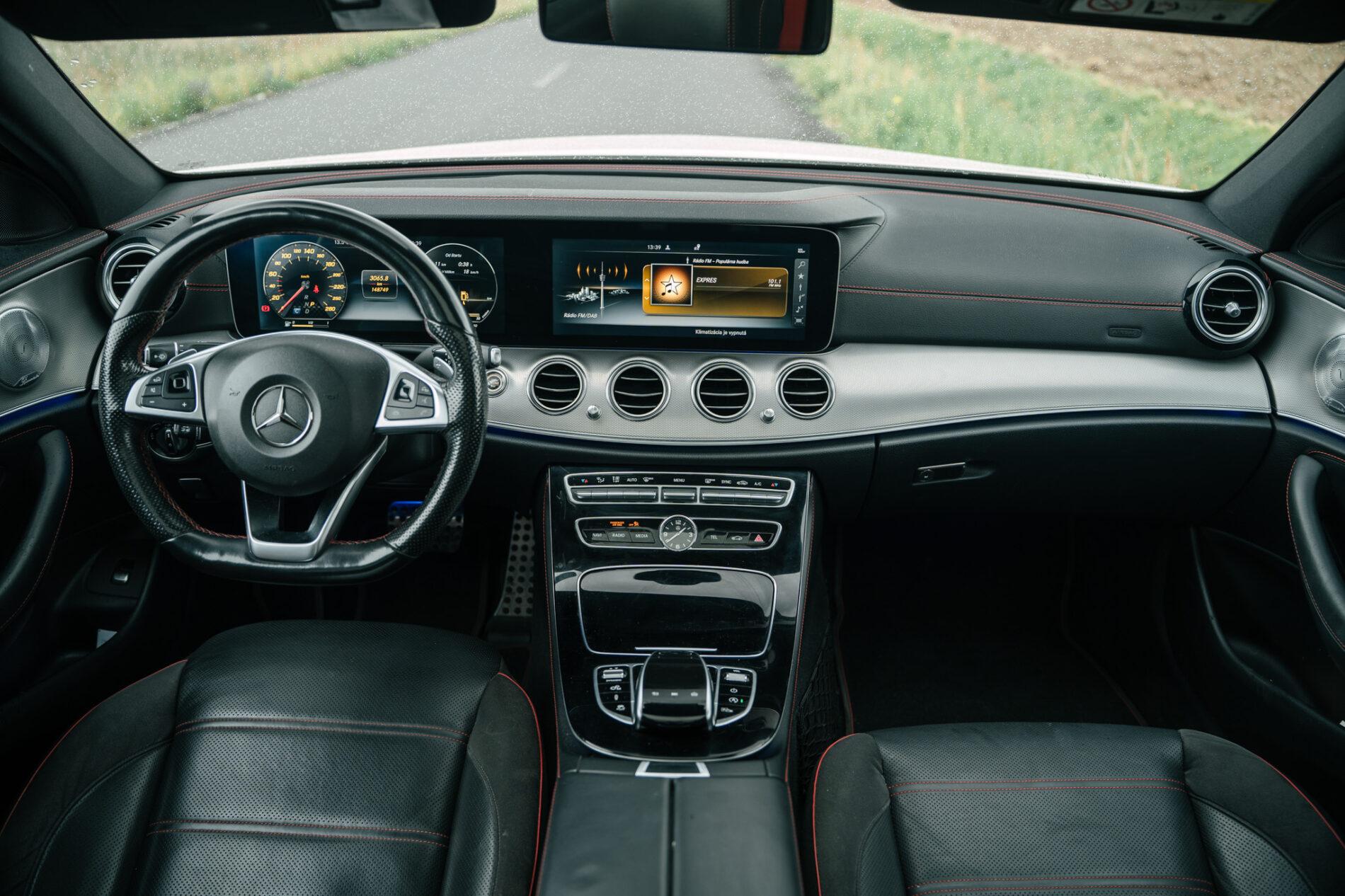 2017 Mercedes-Benz E 43 AMG, bílá sedan, 148 749 km