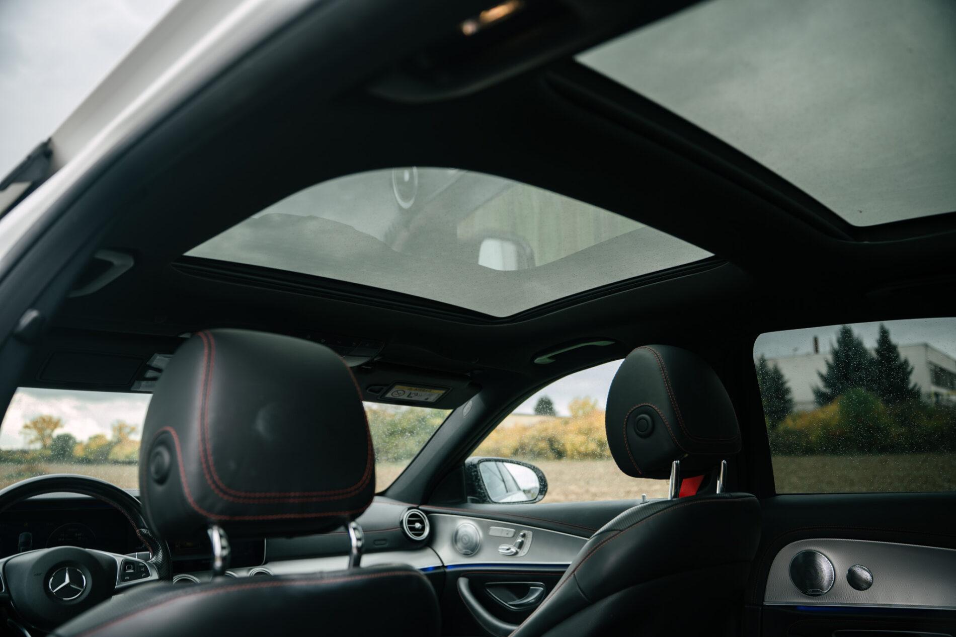 2017 Mercedes-Benz E 43 AMG, bílá sedan, 148 749 km