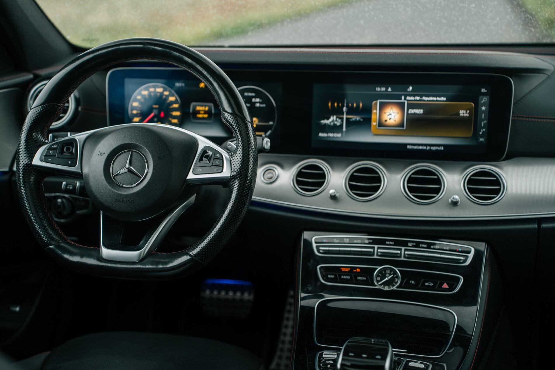 2017 Mercedes-Benz E 43 AMG, bílá sedan, 148 749 km