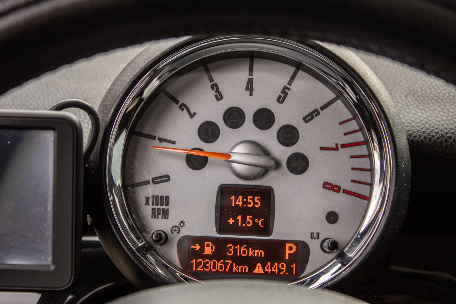 2009 MINI Cooper S, hnědá kombi, 123 100 km