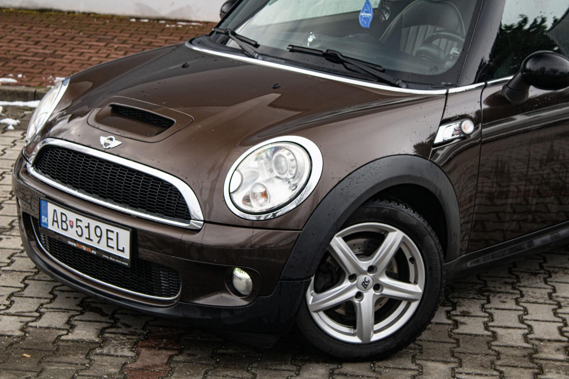 2009 MINI Cooper S, hnědá kombi, 123 100 km