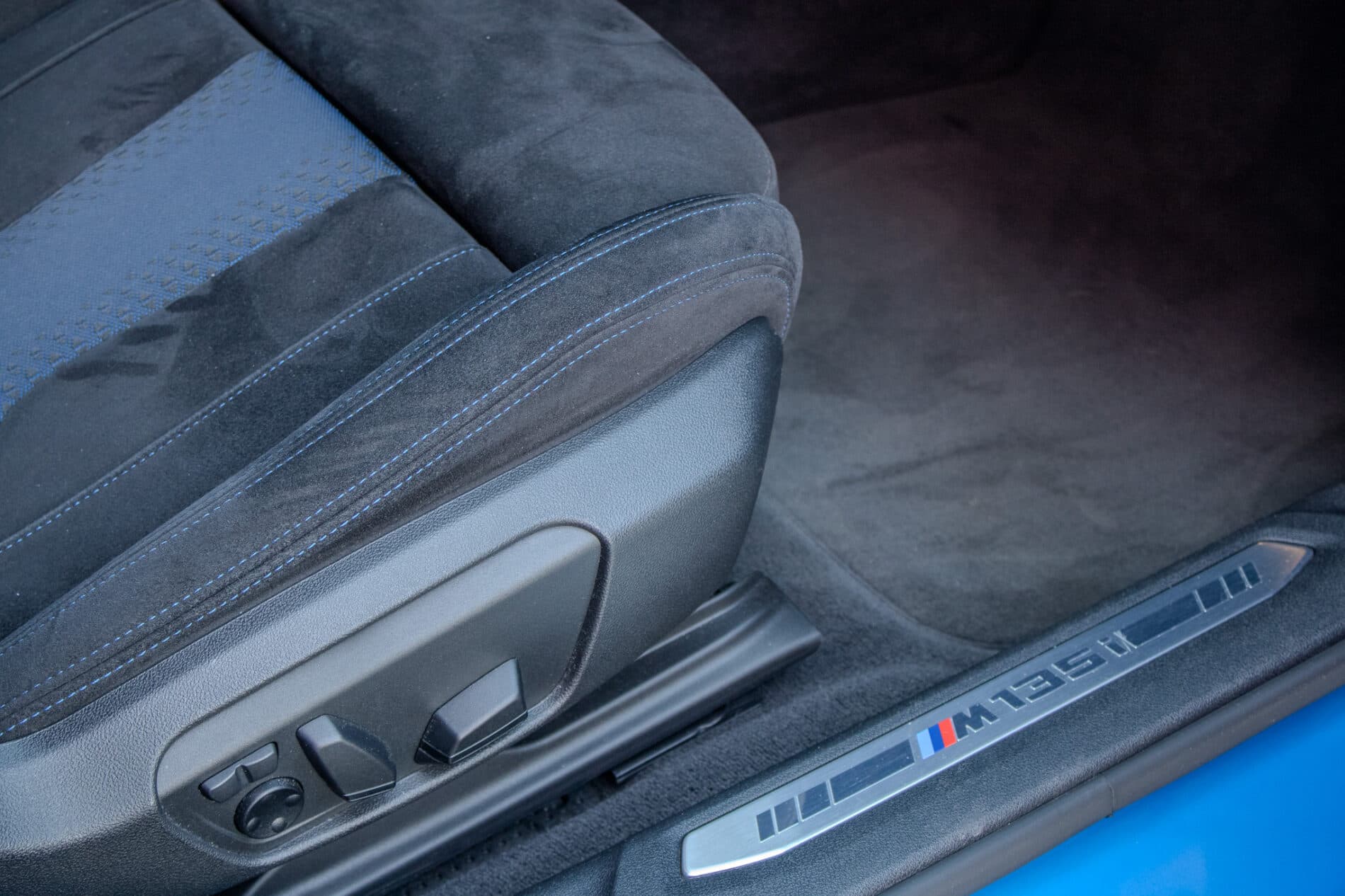 2020 BMW 135i, modrá hatchback, 65 383 km