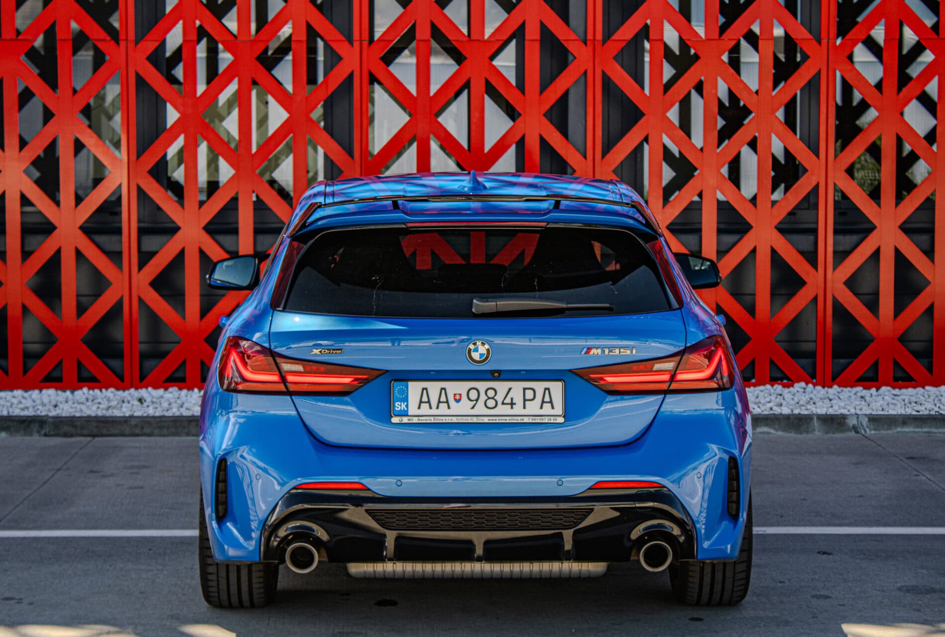 2020 BMW 135i, modrá hatchback, 65 383 km