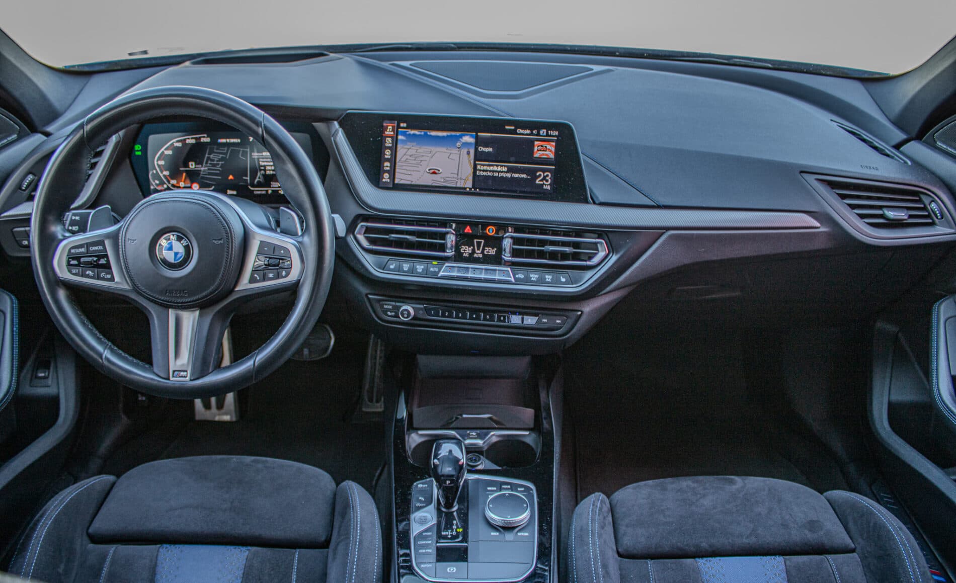 2020 BMW 135i, modrá hatchback, 65 383 km