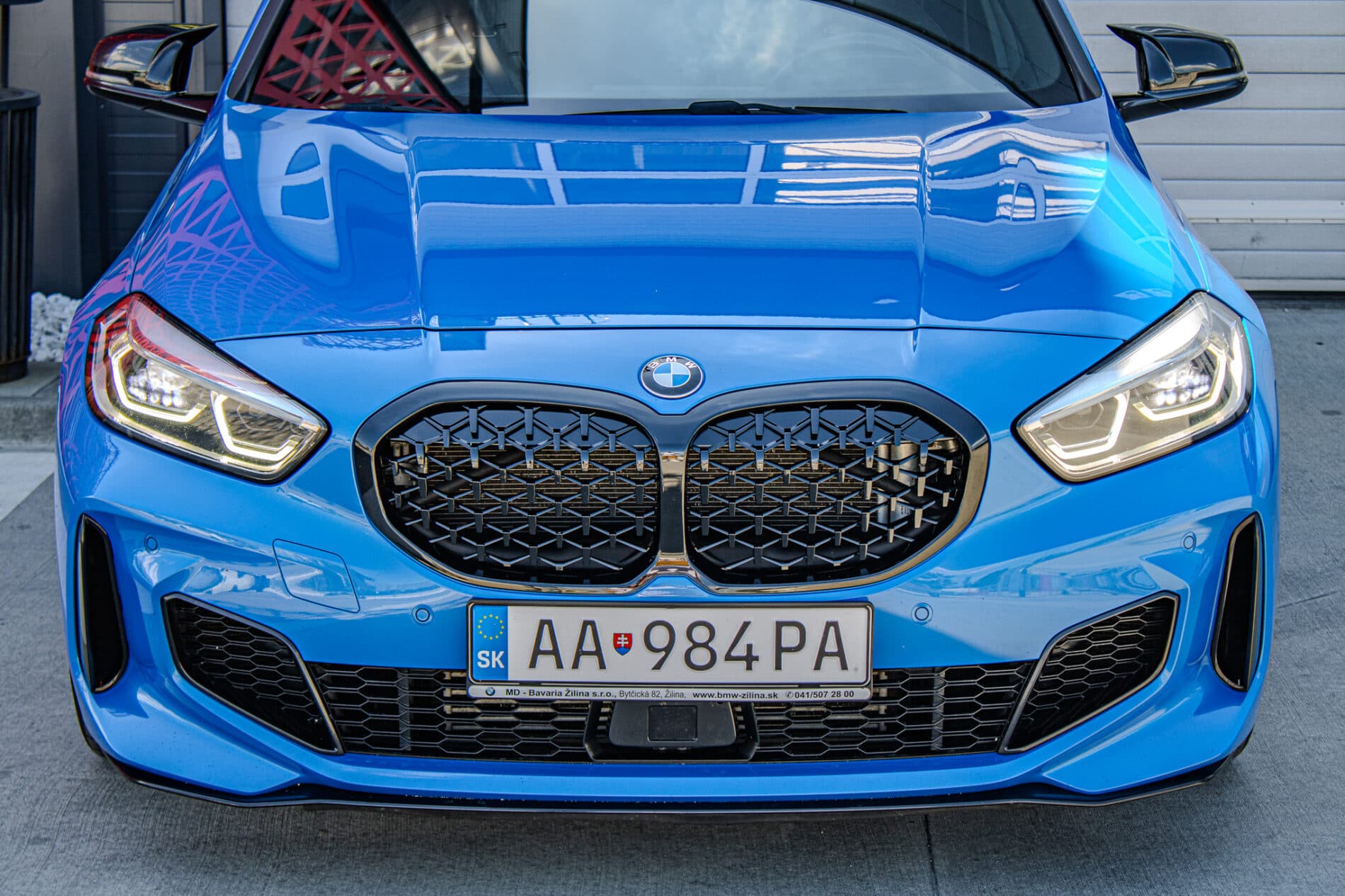 2020 BMW 135i, modrá hatchback, 65 383 km