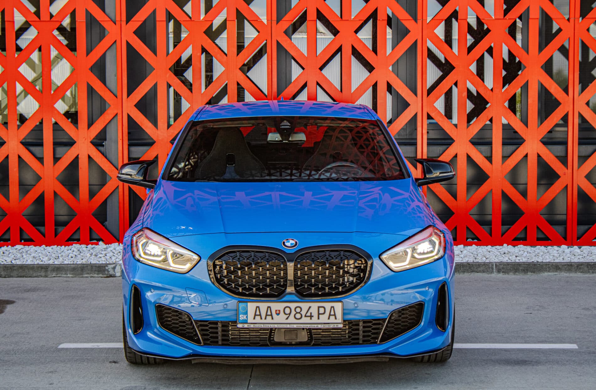 2020 BMW 135i, modrá hatchback, 65 383 km