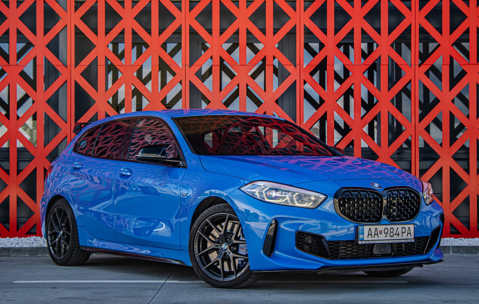 2020 BMW 135i, modrá hatchback, 65 383 km