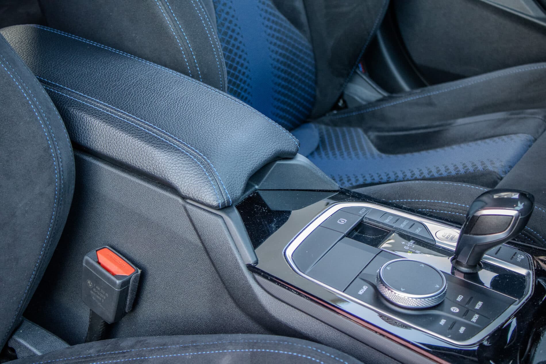 2020 BMW 135i, modrá hatchback, 65 383 km