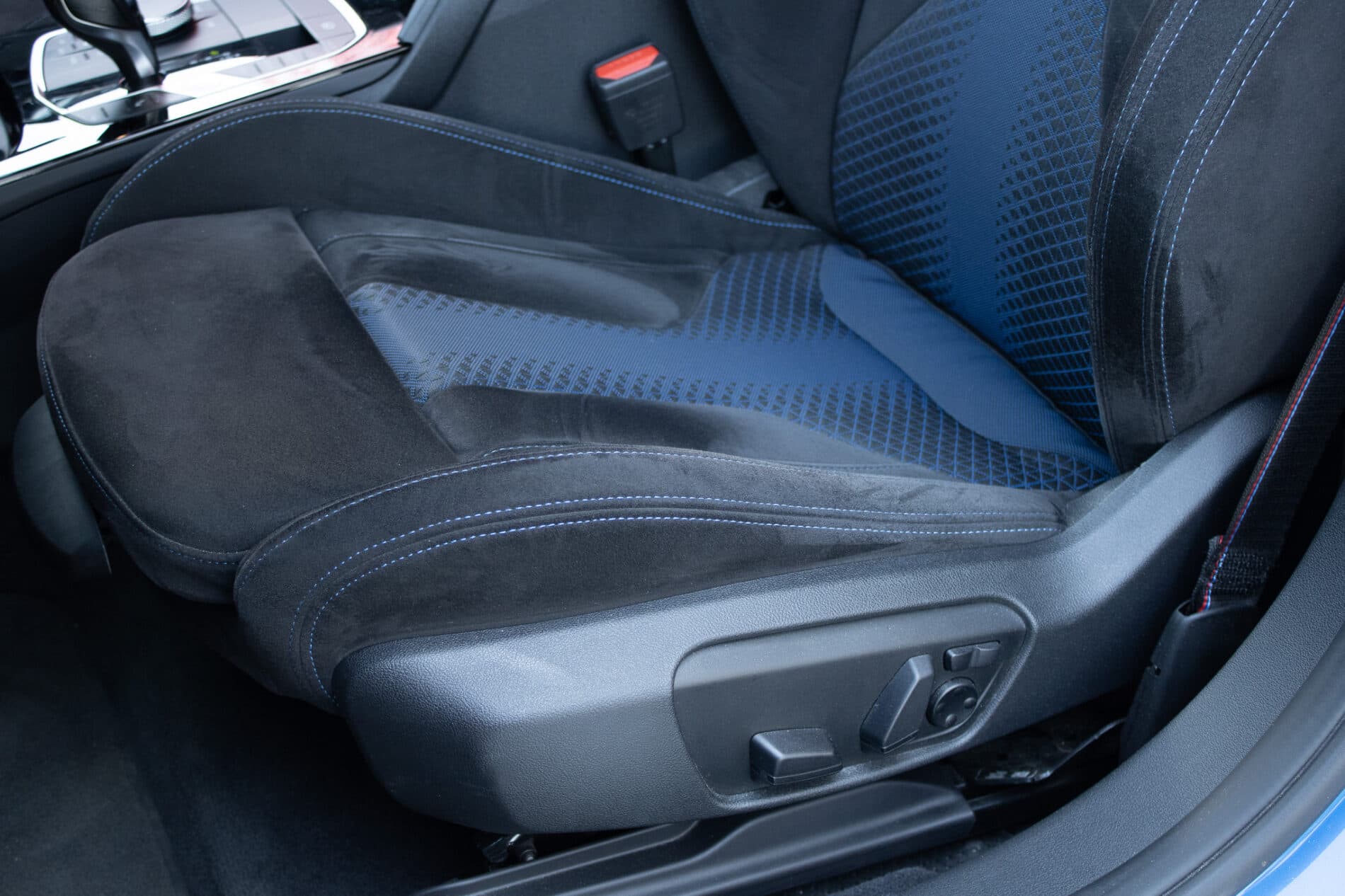 2020 BMW 135i, modrá hatchback, 65 383 km