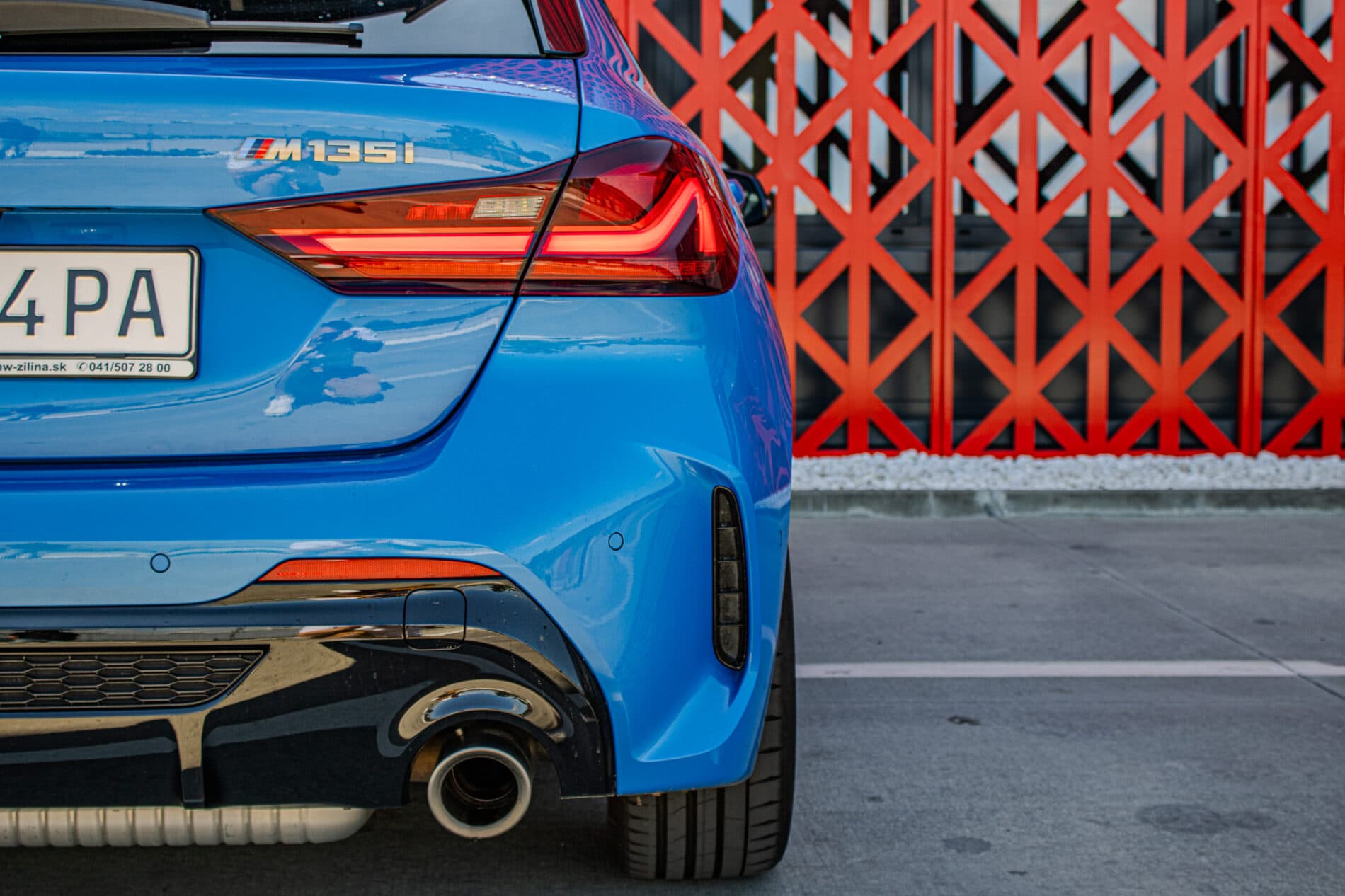 2020 BMW 135i, modrá hatchback, 65 383 km
