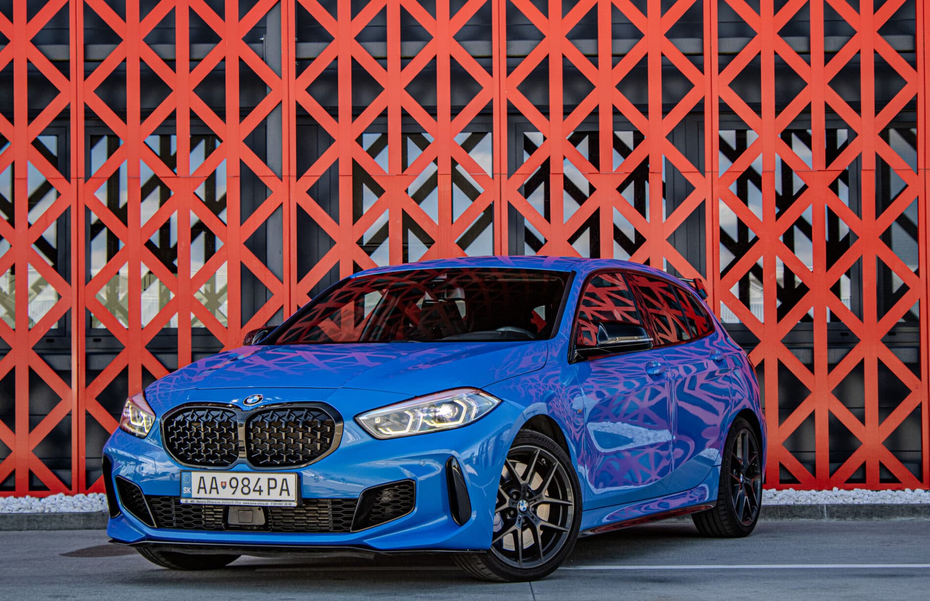 2020 BMW 135i, modrá hatchback, 65 383 km