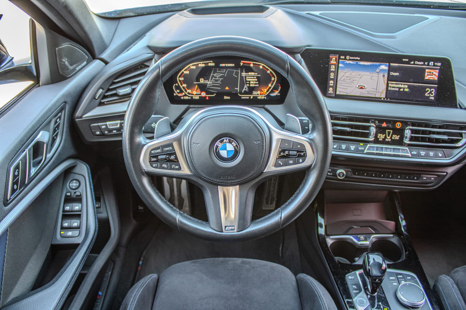 2020 BMW 135i, modrá hatchback, 65 383 km