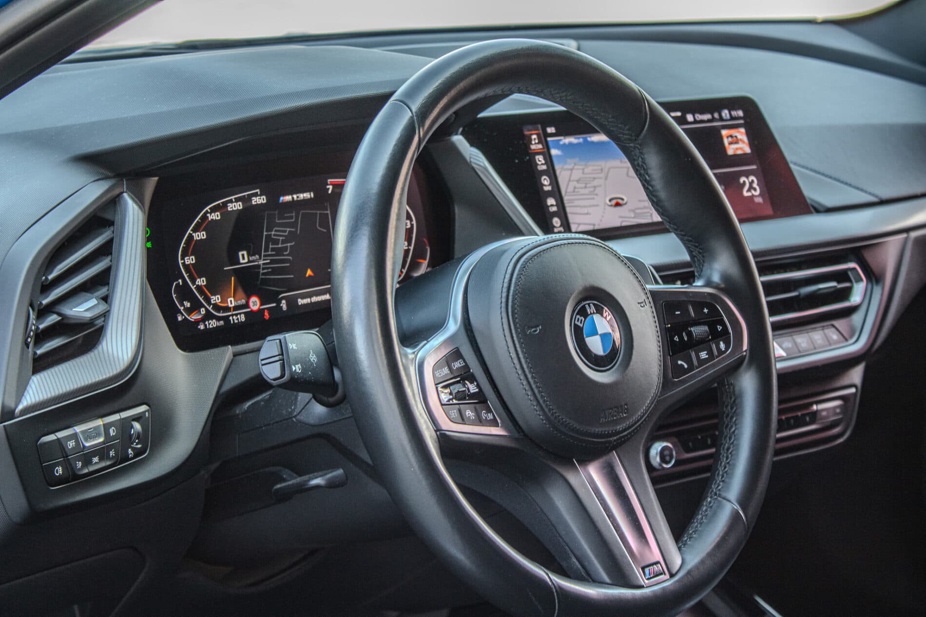 2020 BMW 135i, modrá hatchback, 65 383 km