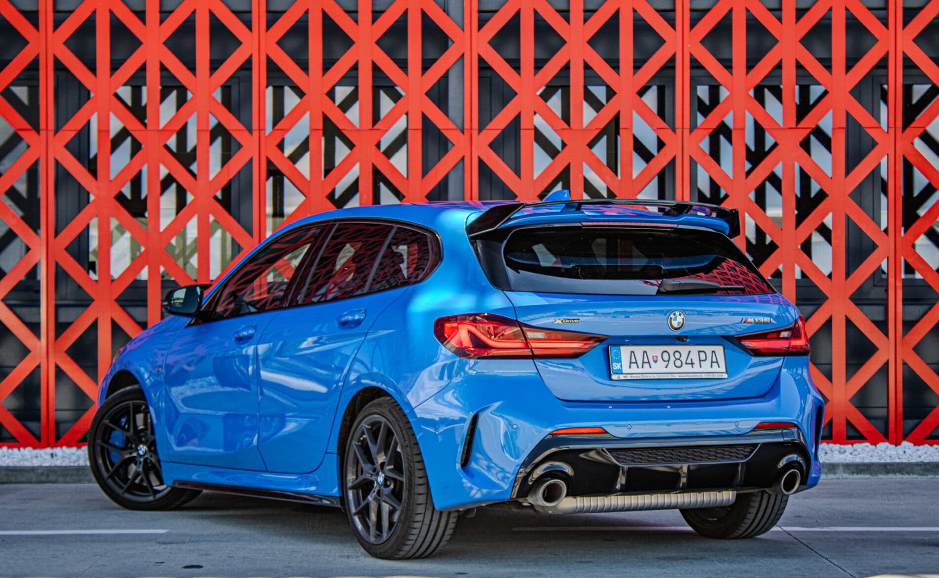 2020 BMW 135i, modrá hatchback, 65 383 km