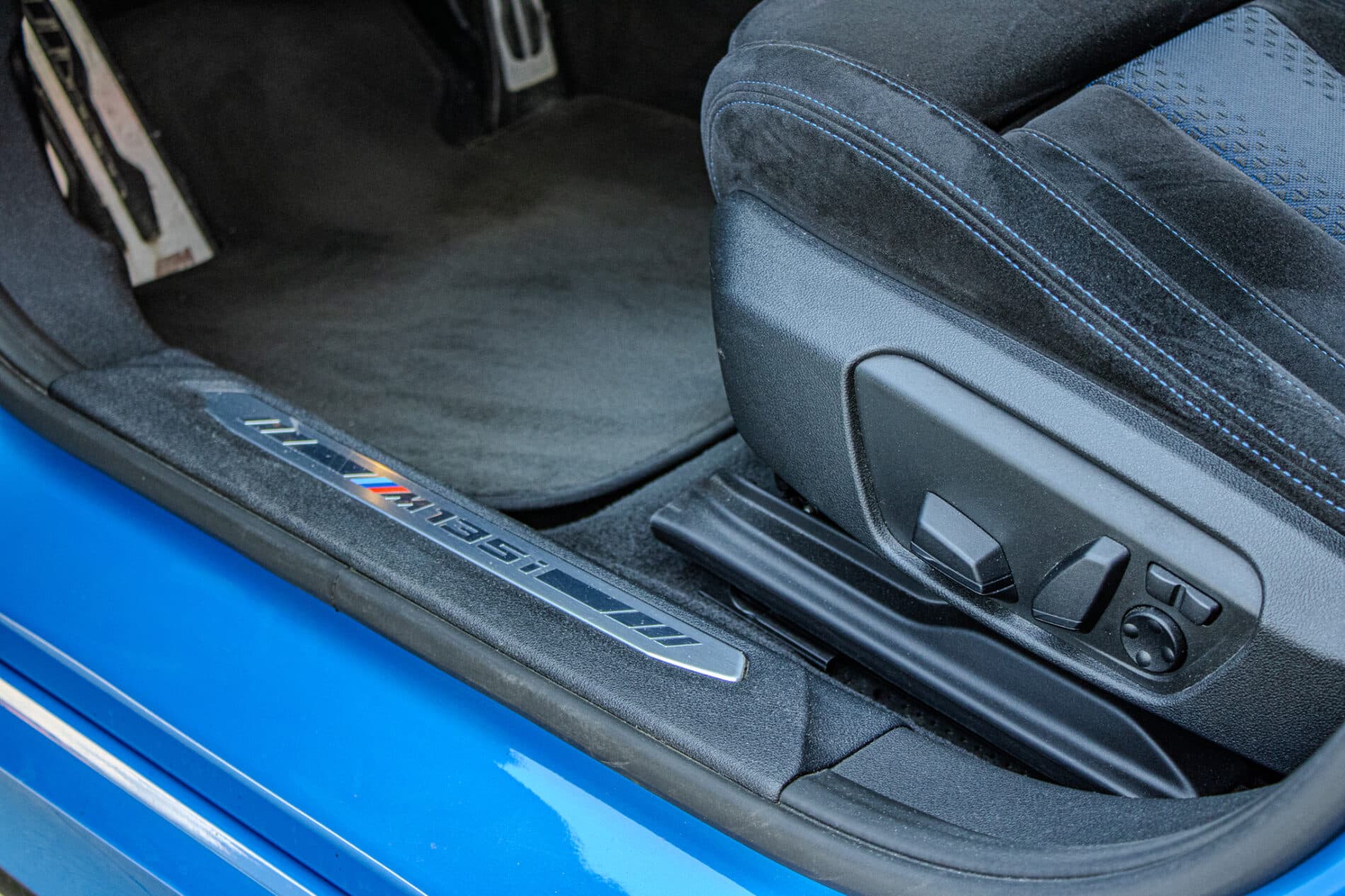 2020 BMW 135i, modrá hatchback, 65 383 km
