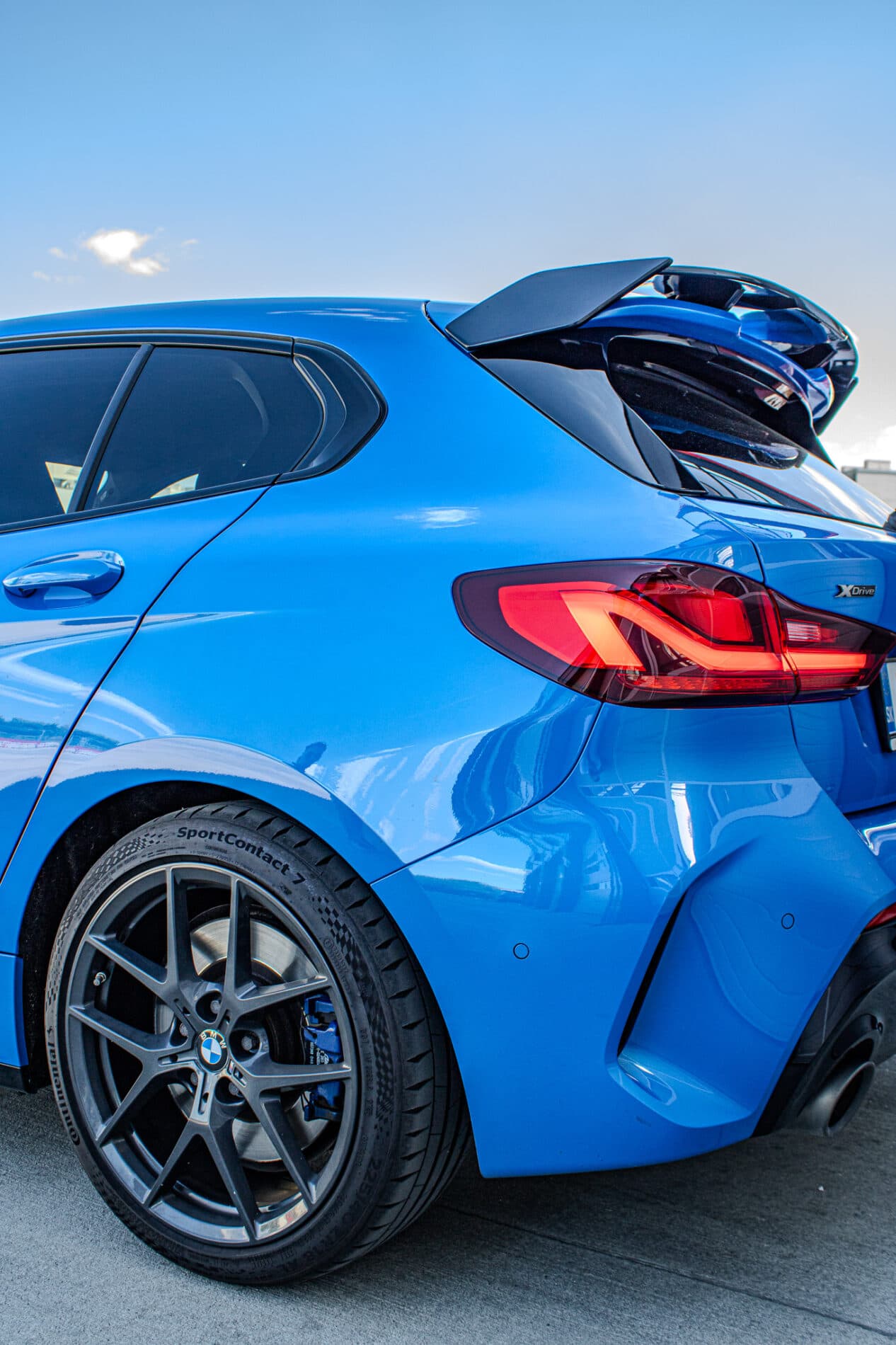 2020 BMW 135i, modrá hatchback, 65 383 km