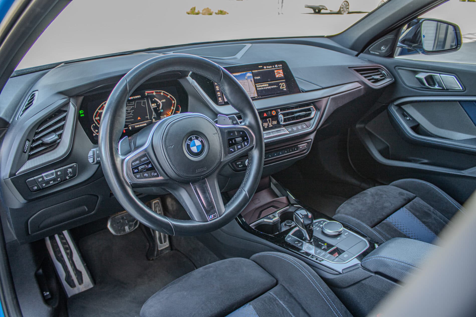 2020 BMW 135i, modrá hatchback, 65 383 km