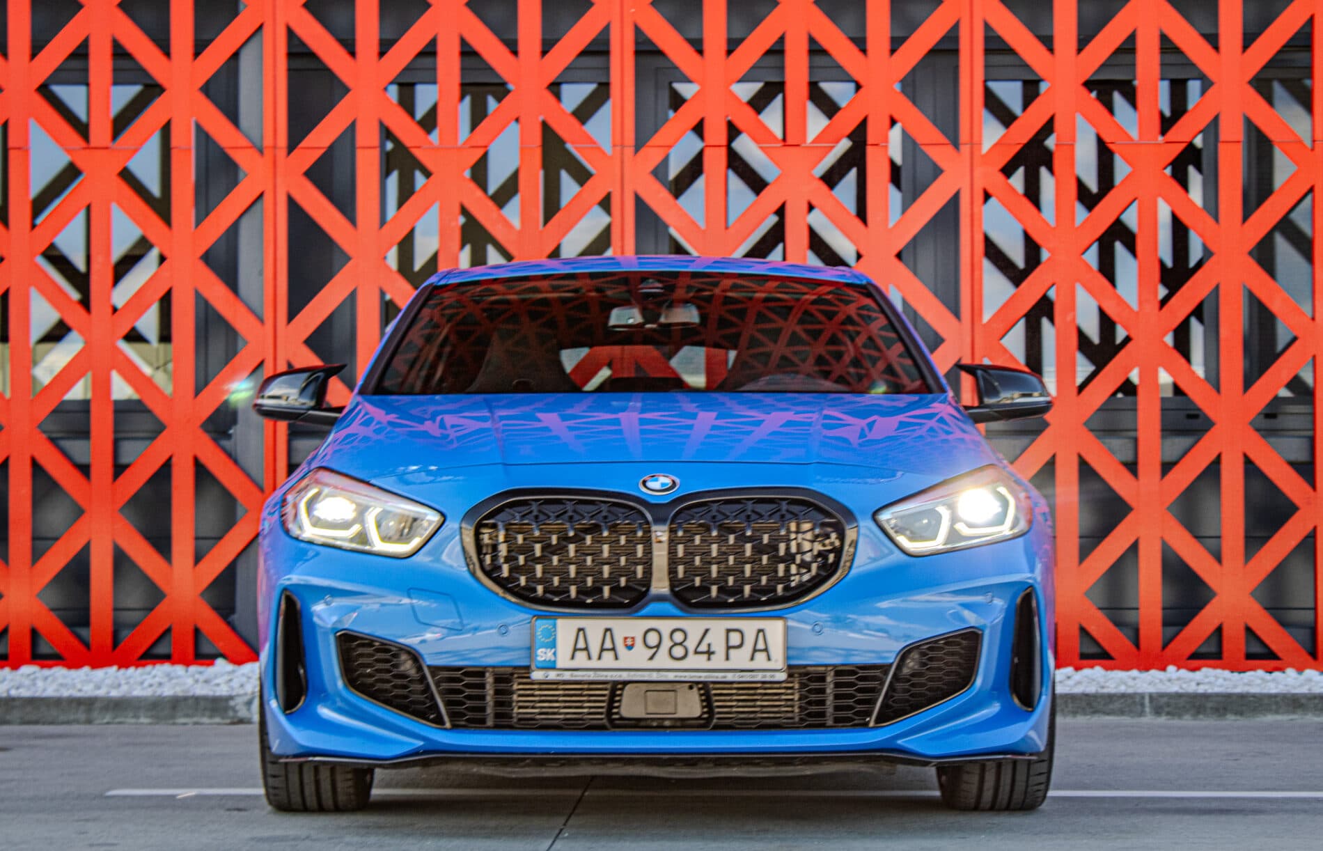 2020 BMW 135i, modrá hatchback, 65 383 km