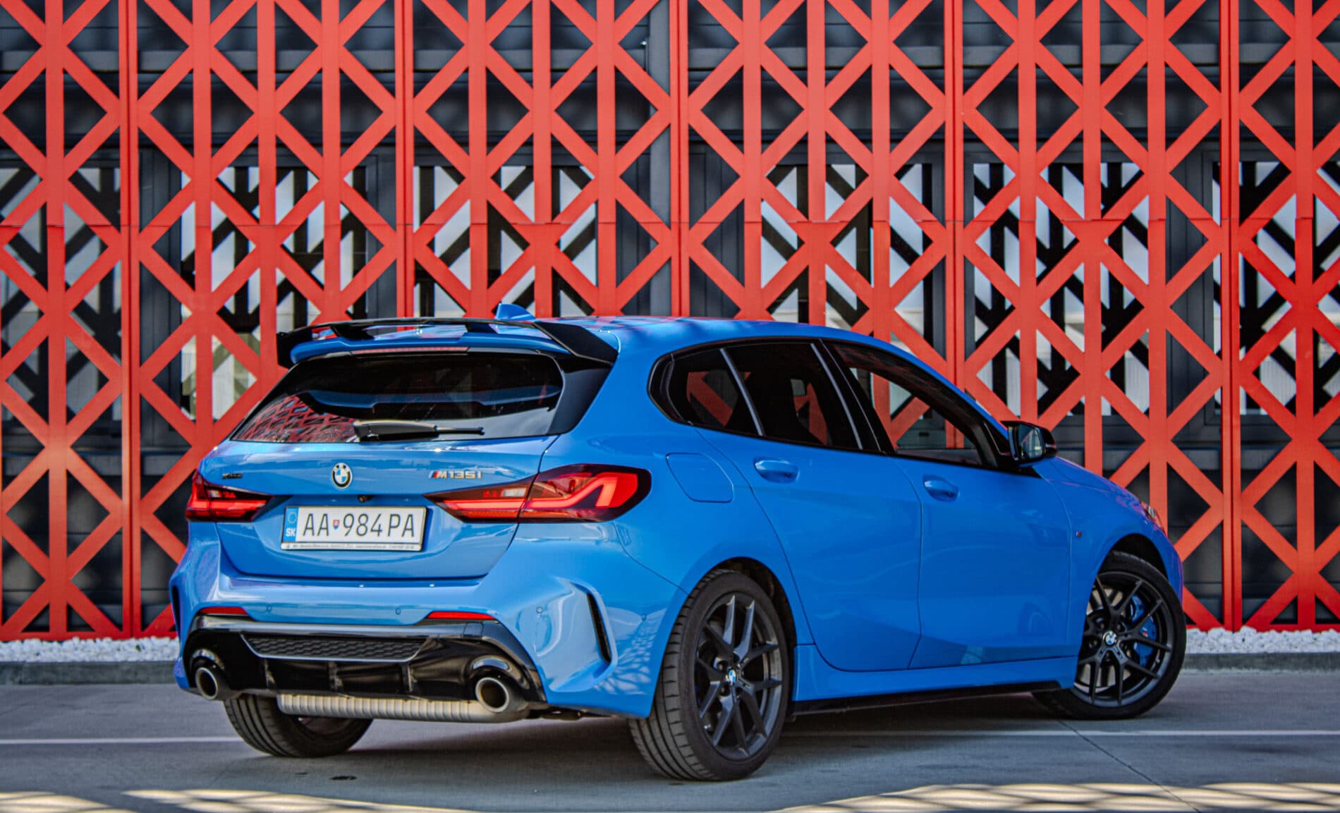 2020 BMW 135i, modrá hatchback, 65 383 km