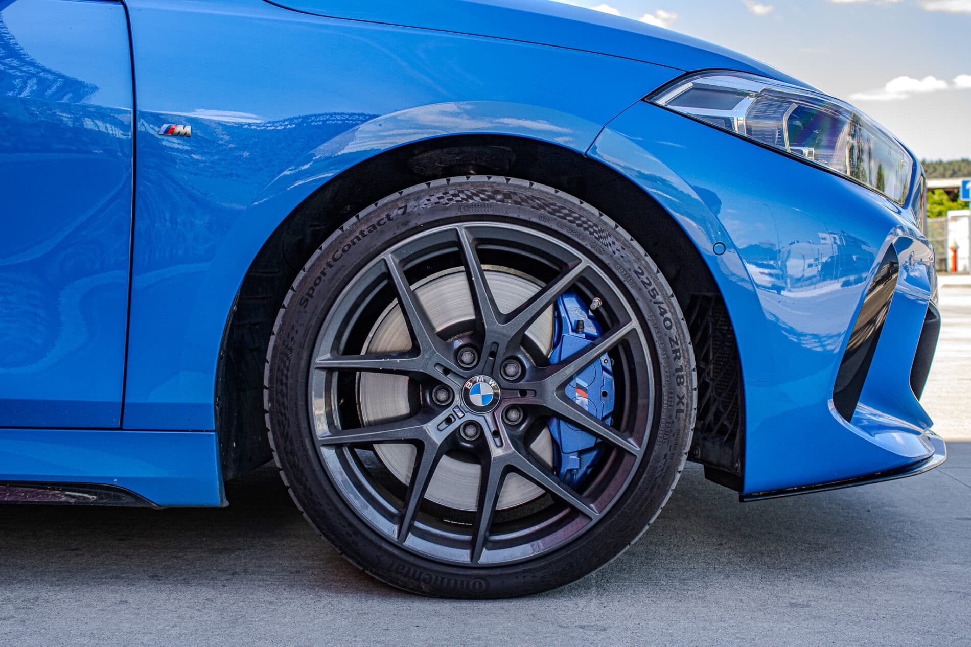 2020 BMW 135i, modrá hatchback, 65 383 km