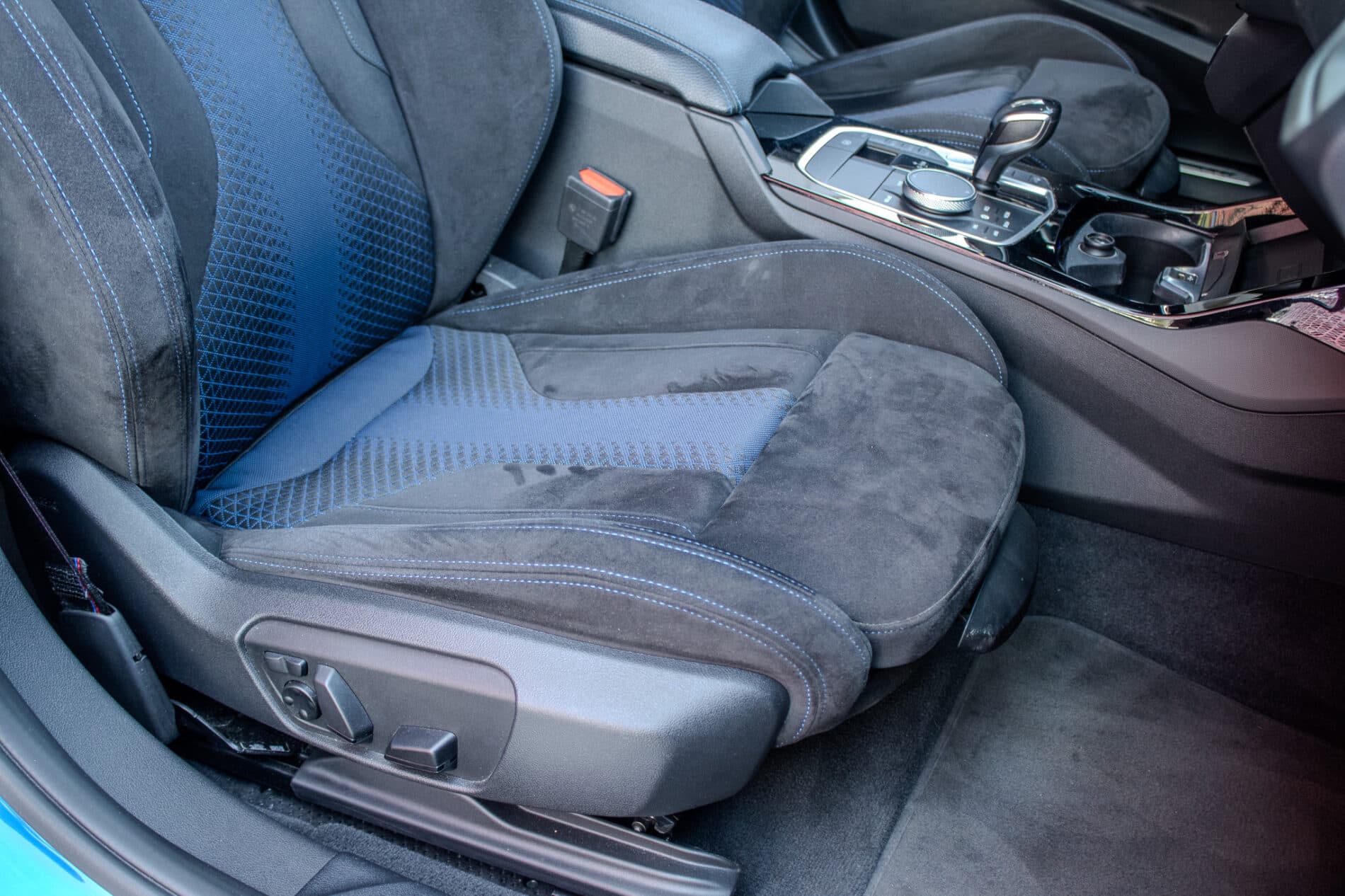 2020 BMW 135i, modrá hatchback, 65 383 km