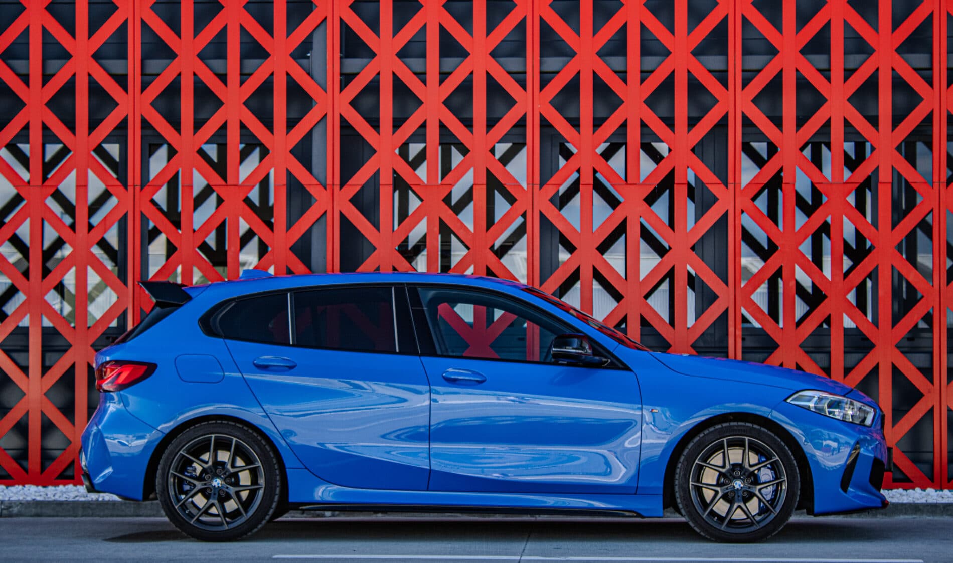 2020 BMW 135i, modrá hatchback, 65 383 km