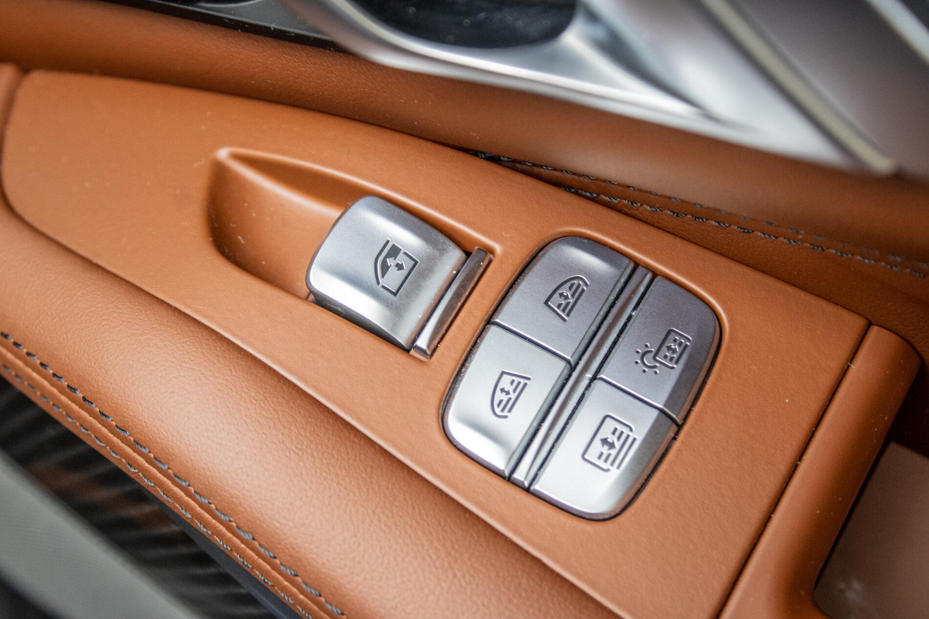 2024 BMW X7 M60i, modrá suv, 91 219 km