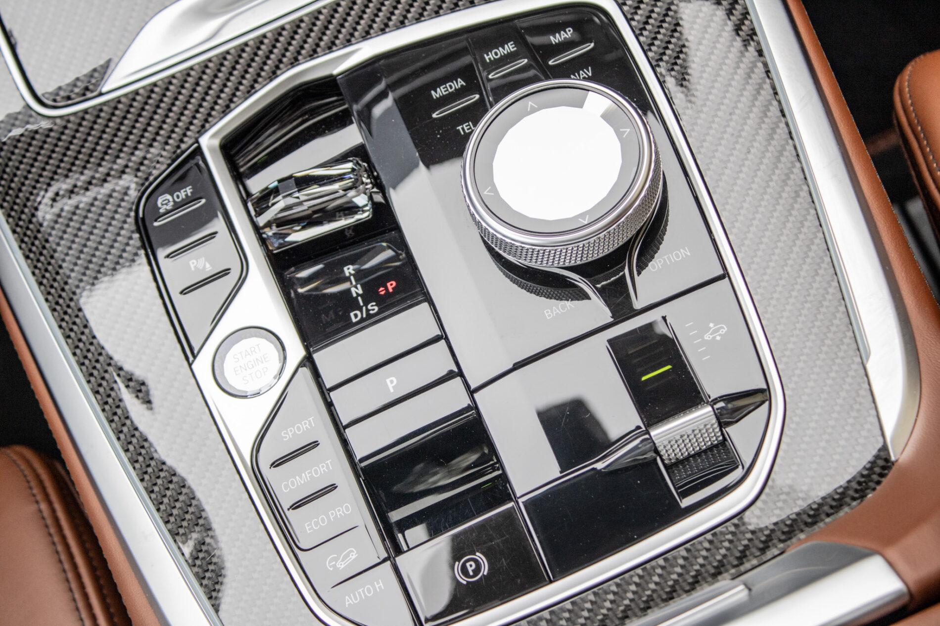 2024 BMW X7 M60i, modrá suv, 91 219 km