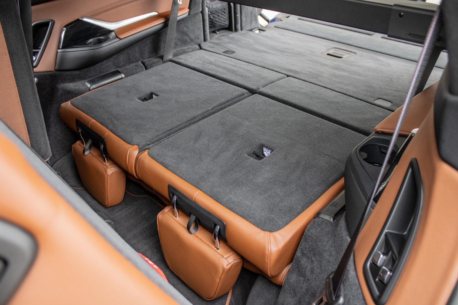 2024 BMW X7 M60i, modrá suv, 91 219 km