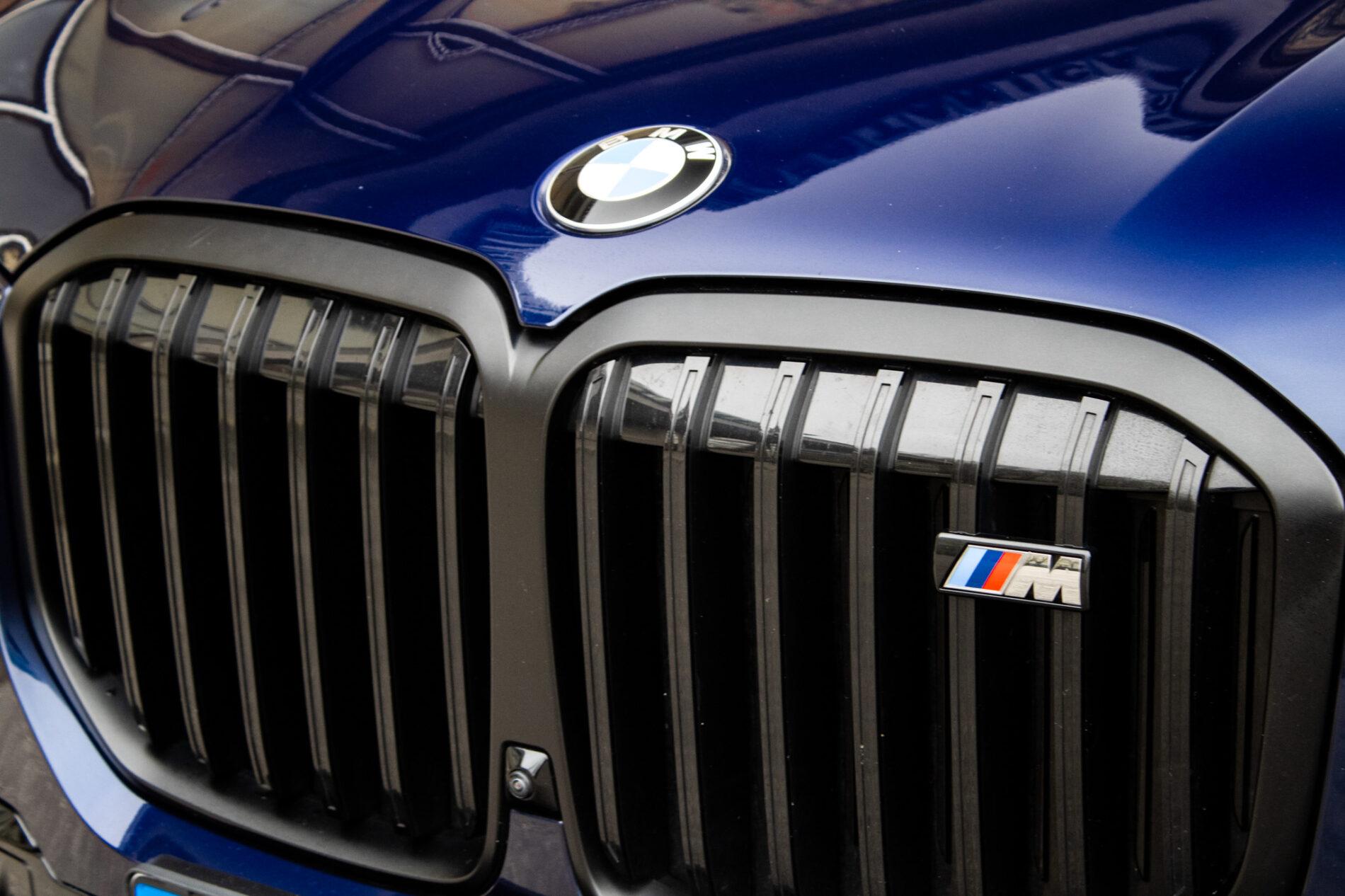 2024 BMW X7 M60i, modrá suv, 91 219 km
