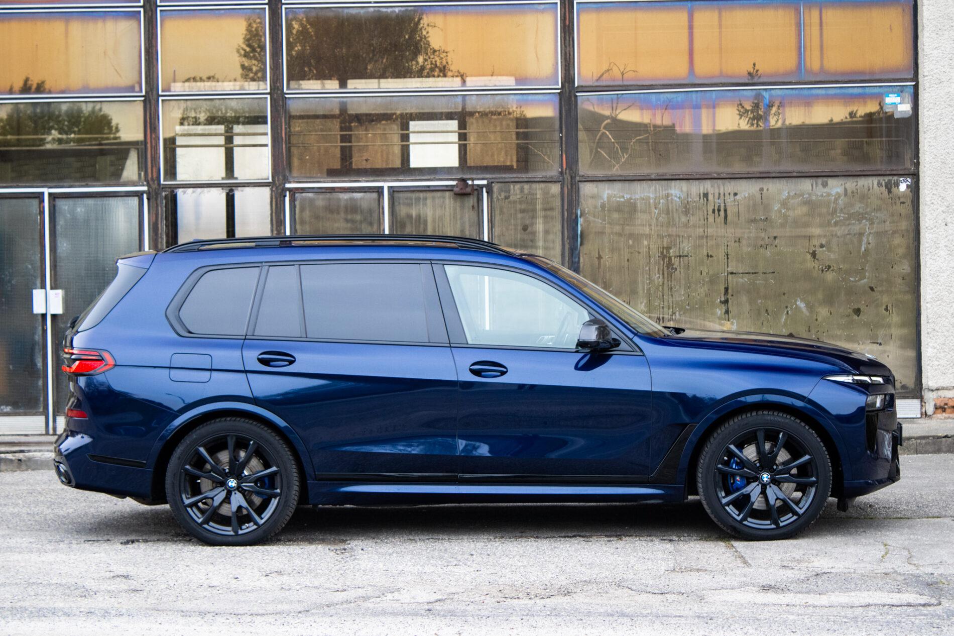 2024 BMW X7 M60i, modrá suv, 91 219 km