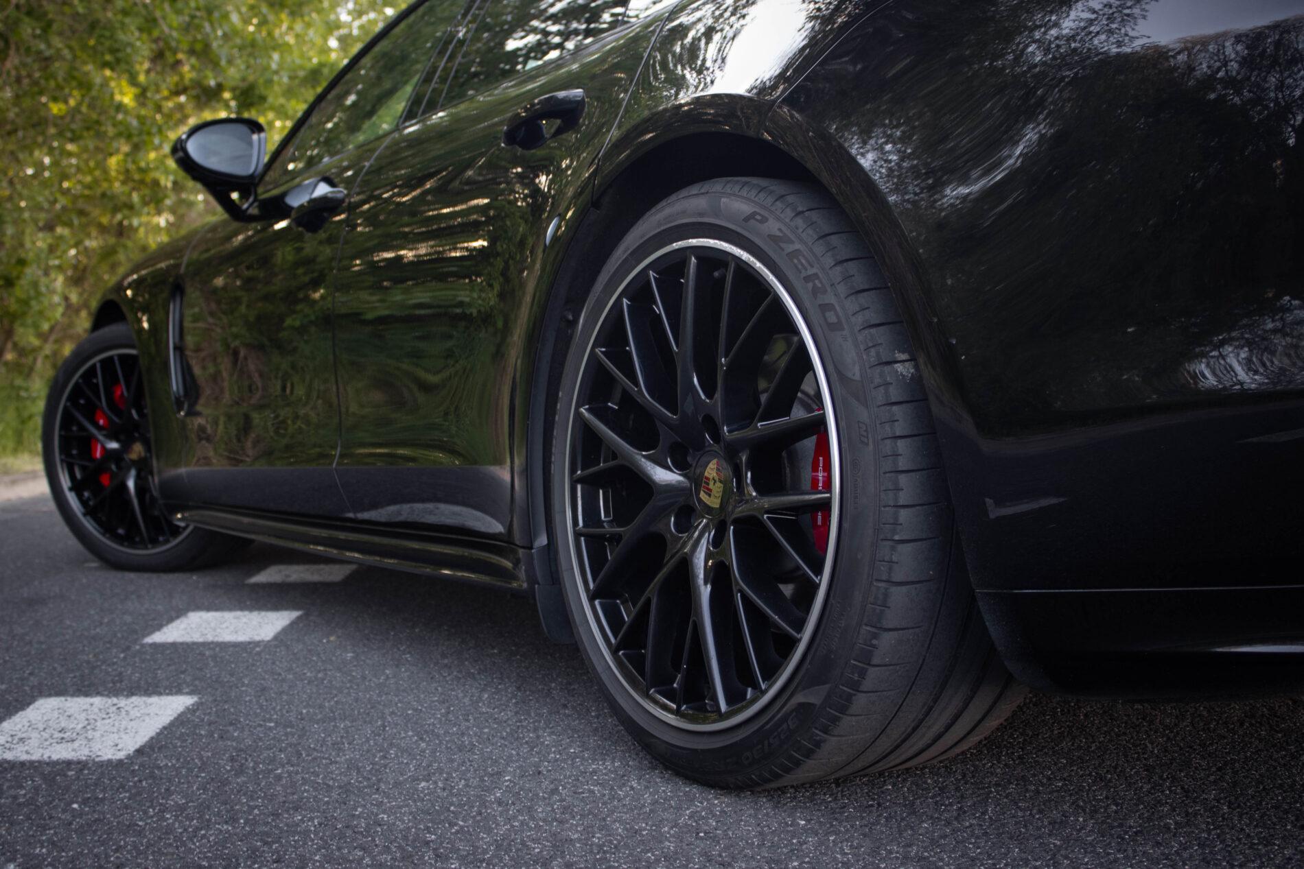 2019 Porsche Panamera GTS, černá kombi, 81 950 km