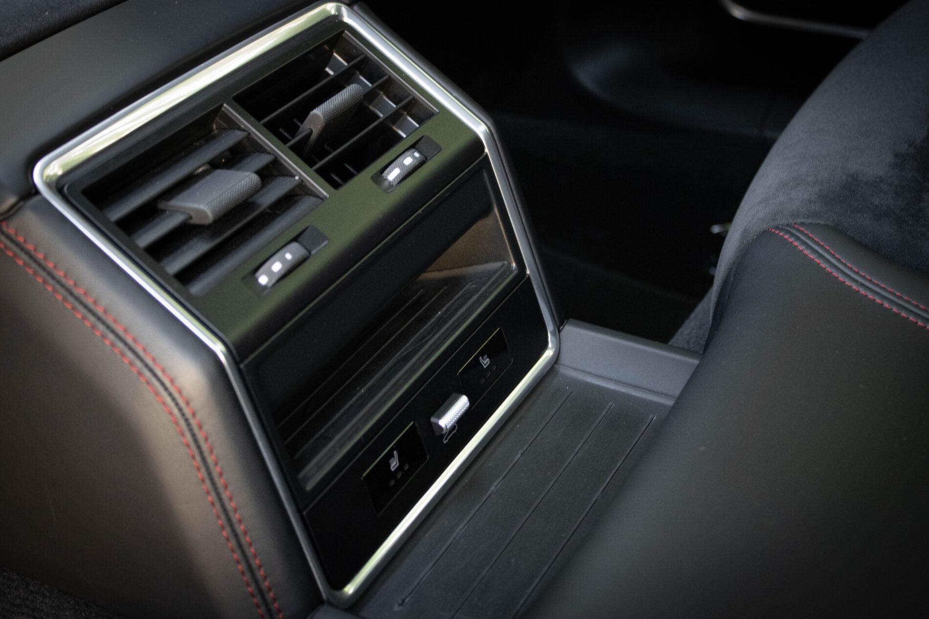 2019 Porsche Panamera GTS, černá kombi, 81 950 km