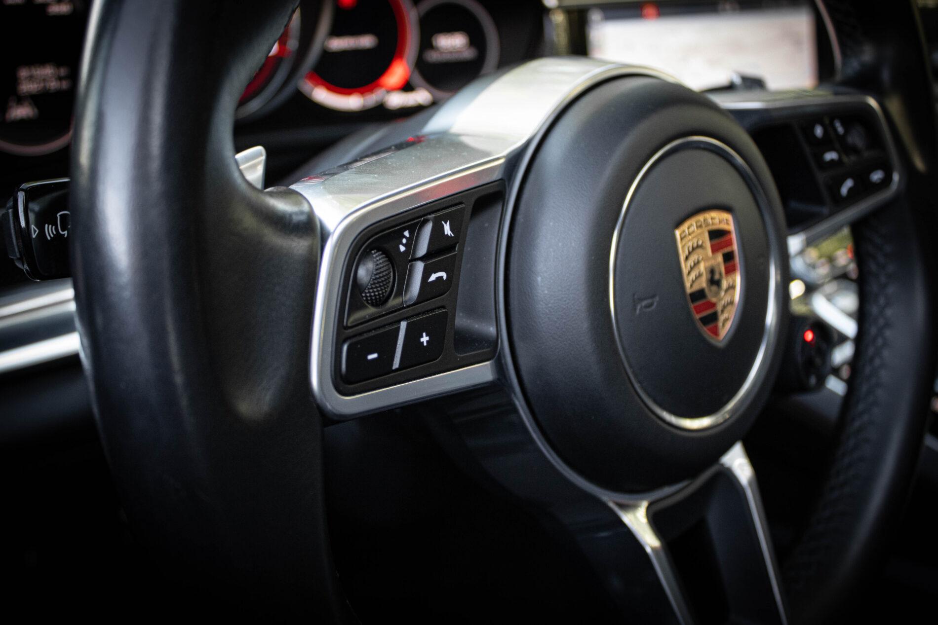 2019 Porsche Panamera GTS, černá kombi, 81 950 km