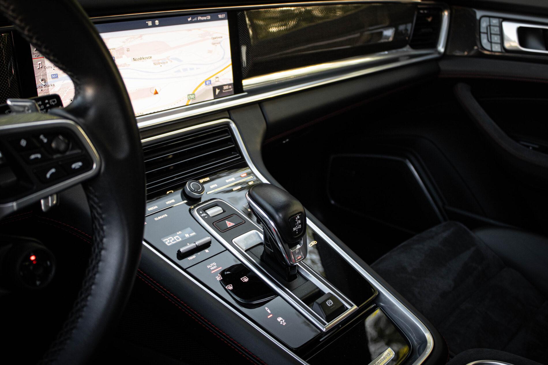 2019 Porsche Panamera GTS, černá kombi, 81 950 km