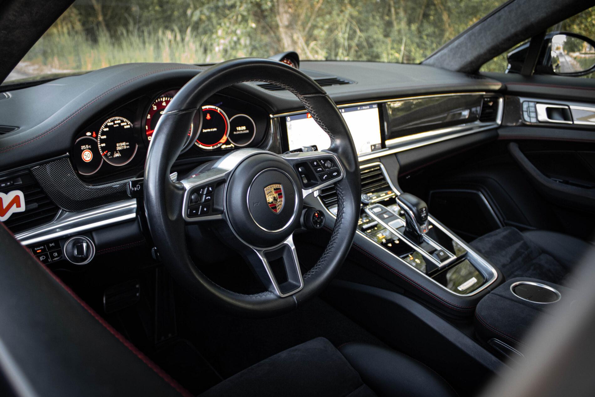 2019 Porsche Panamera GTS, černá kombi, 81 950 km