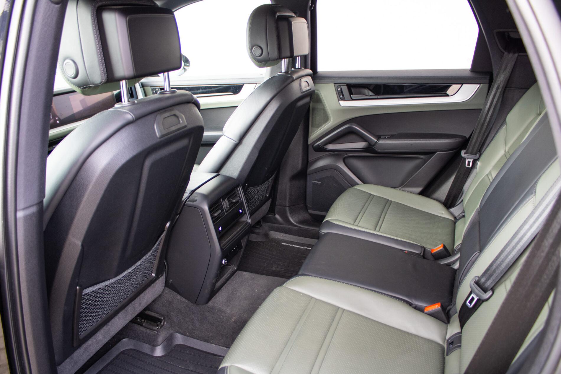 2023 Porsche Cayenne S, černá suv, 37 493 km