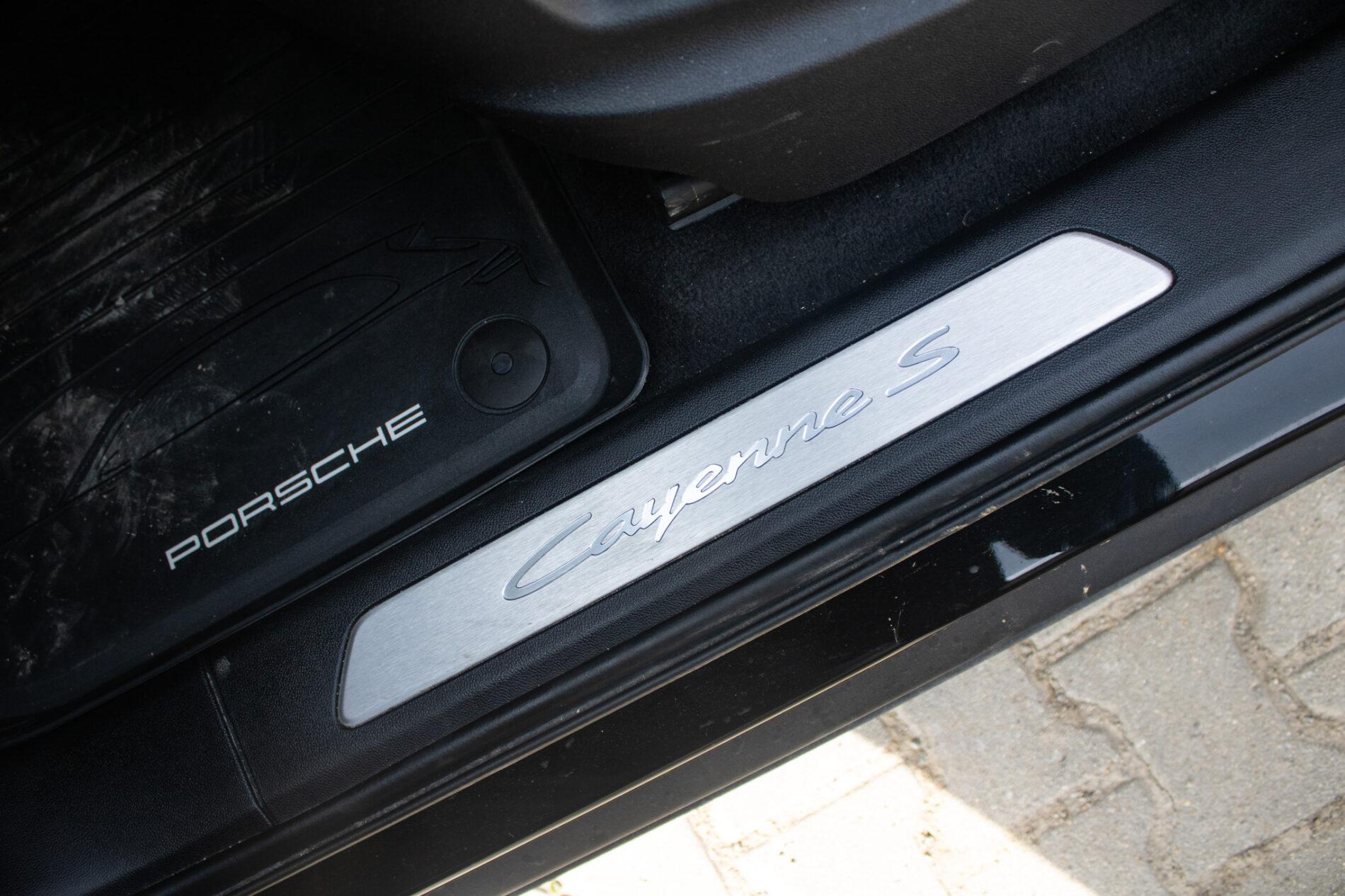 2023 Porsche Cayenne S, černá suv, 37 493 km
