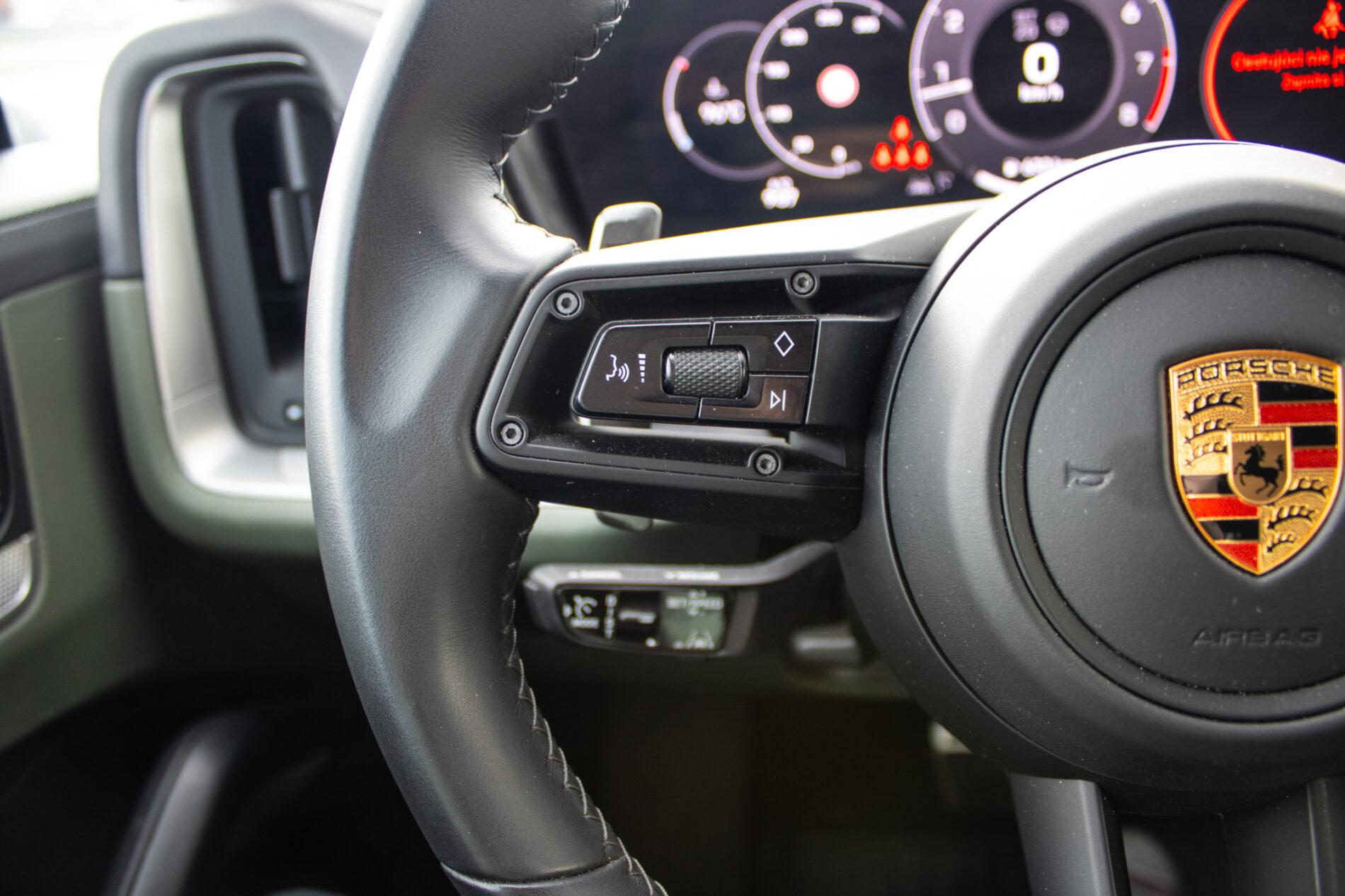 2023 Porsche Cayenne S, černá suv, 37 493 km