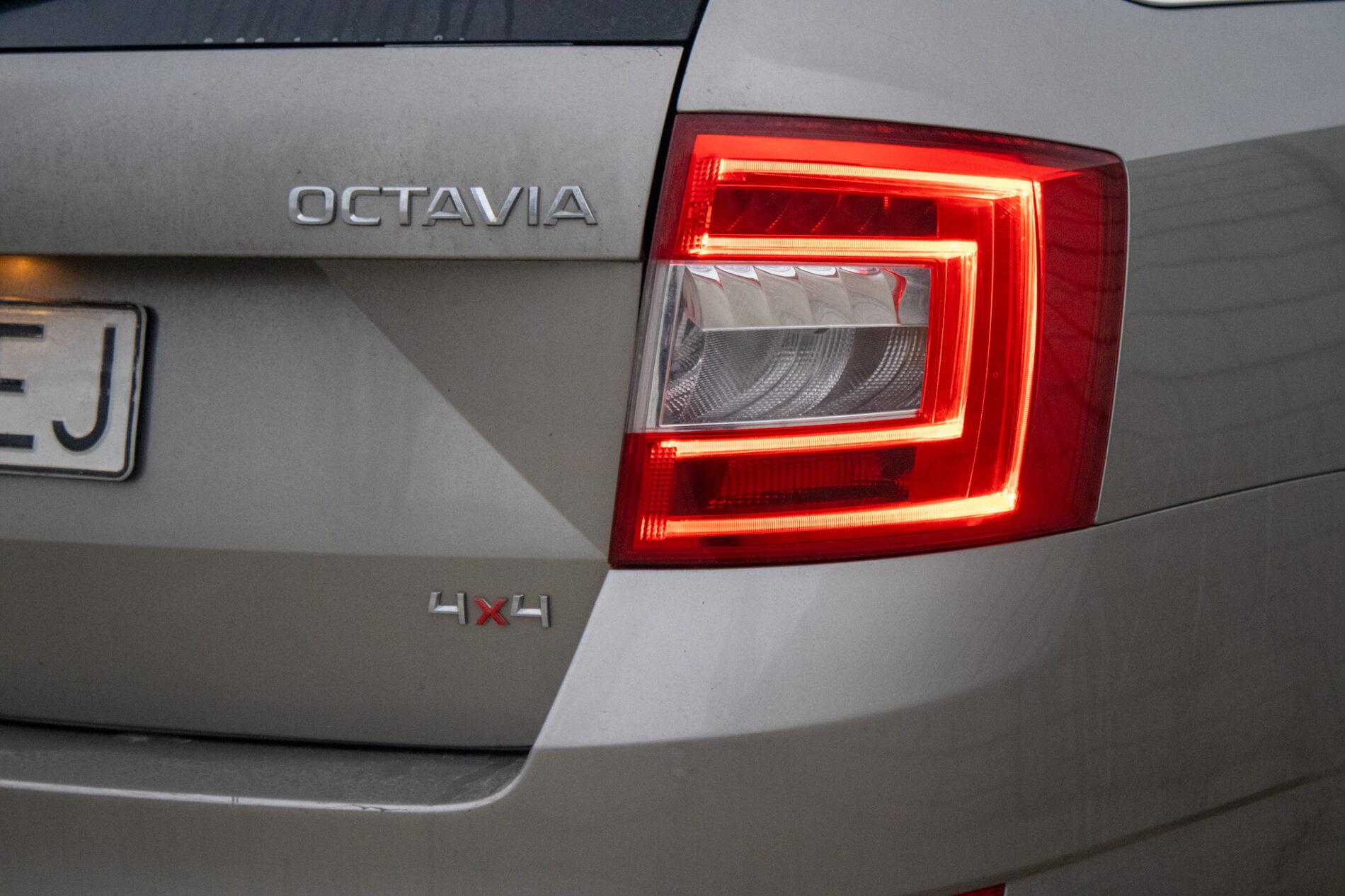 2015 Skoda Octavia RS, hnědá kombi, 205 479 km